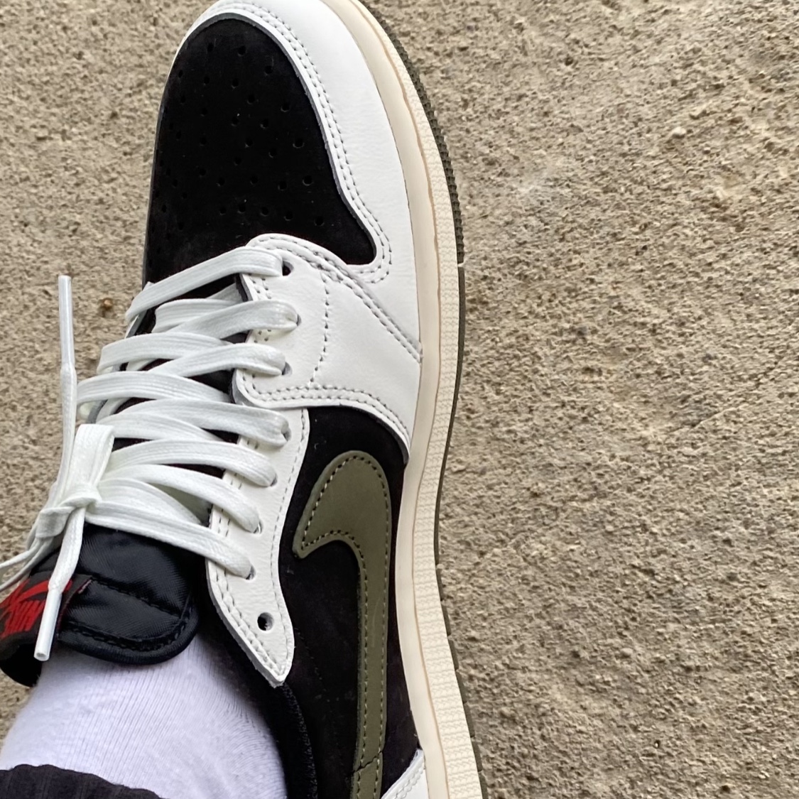 (W) Jordan 1 x Travis Scott Retro Low OG SP Medium Olive 착용 스타일 - 2