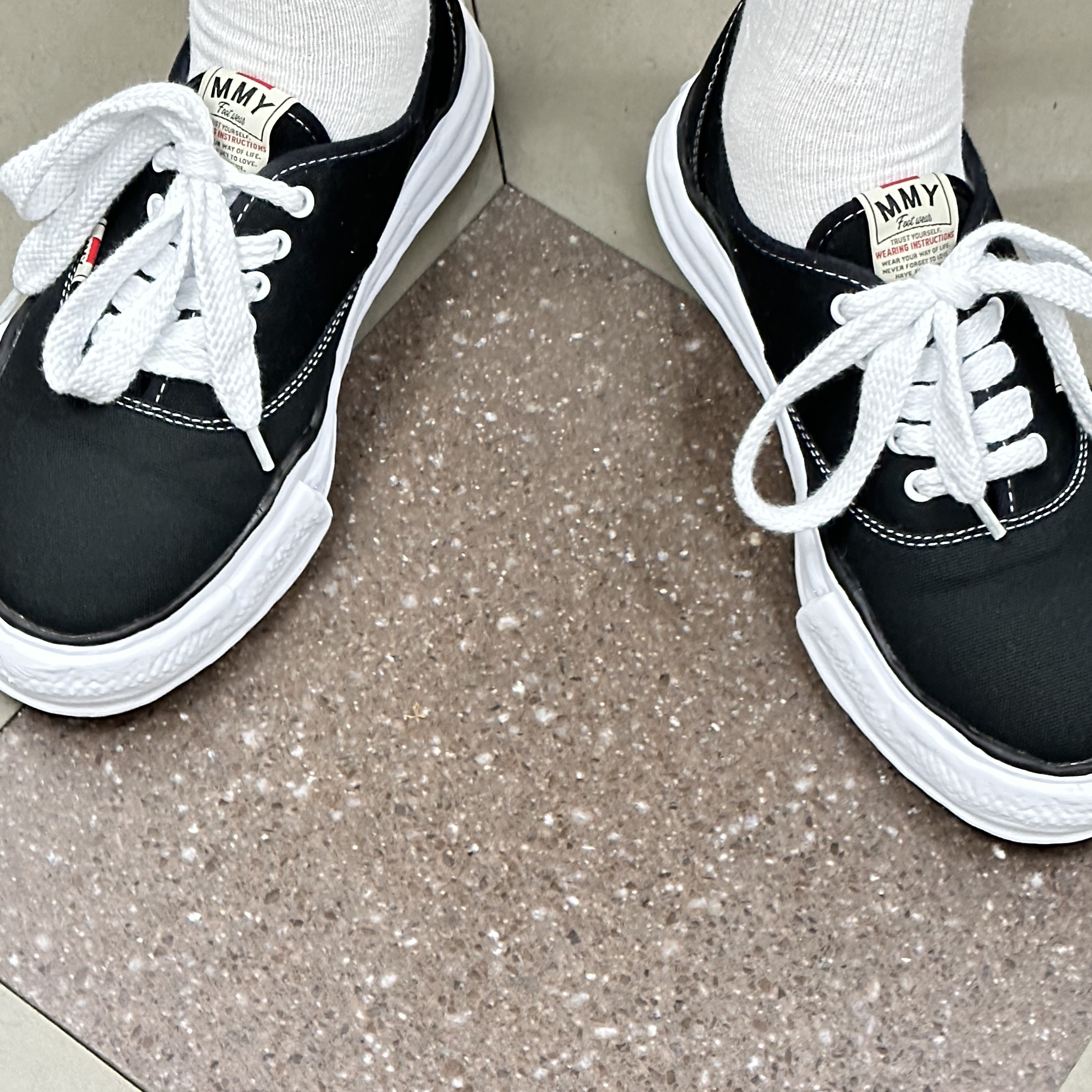 Maison Mihara Yasuhiro Baker OG Sole Canvas Low Cut Sneakers Black 착용 스타일
