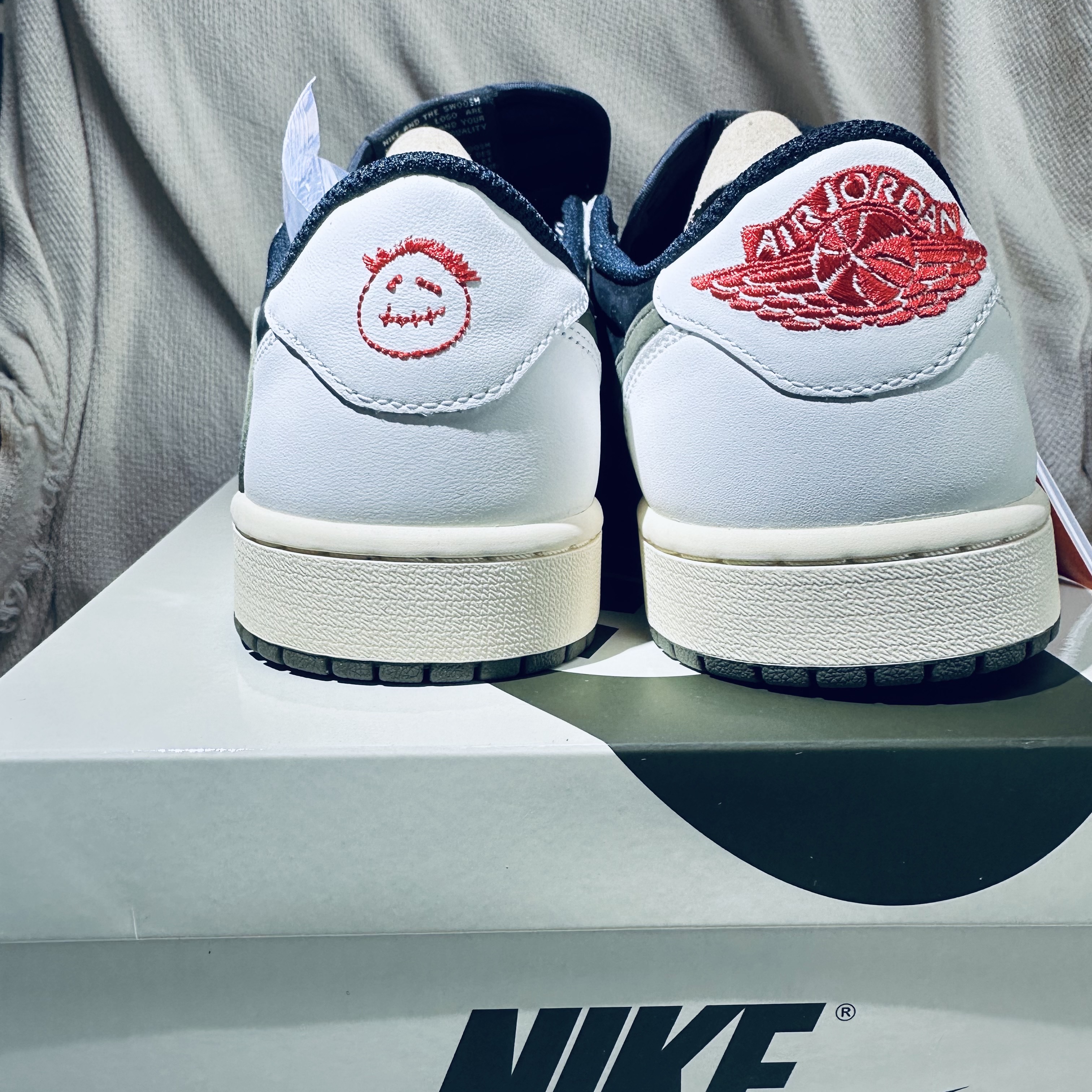 (W) Jordan 1 x Travis Scott Retro Low OG SP Medium Olive 착용 스타일 - 2