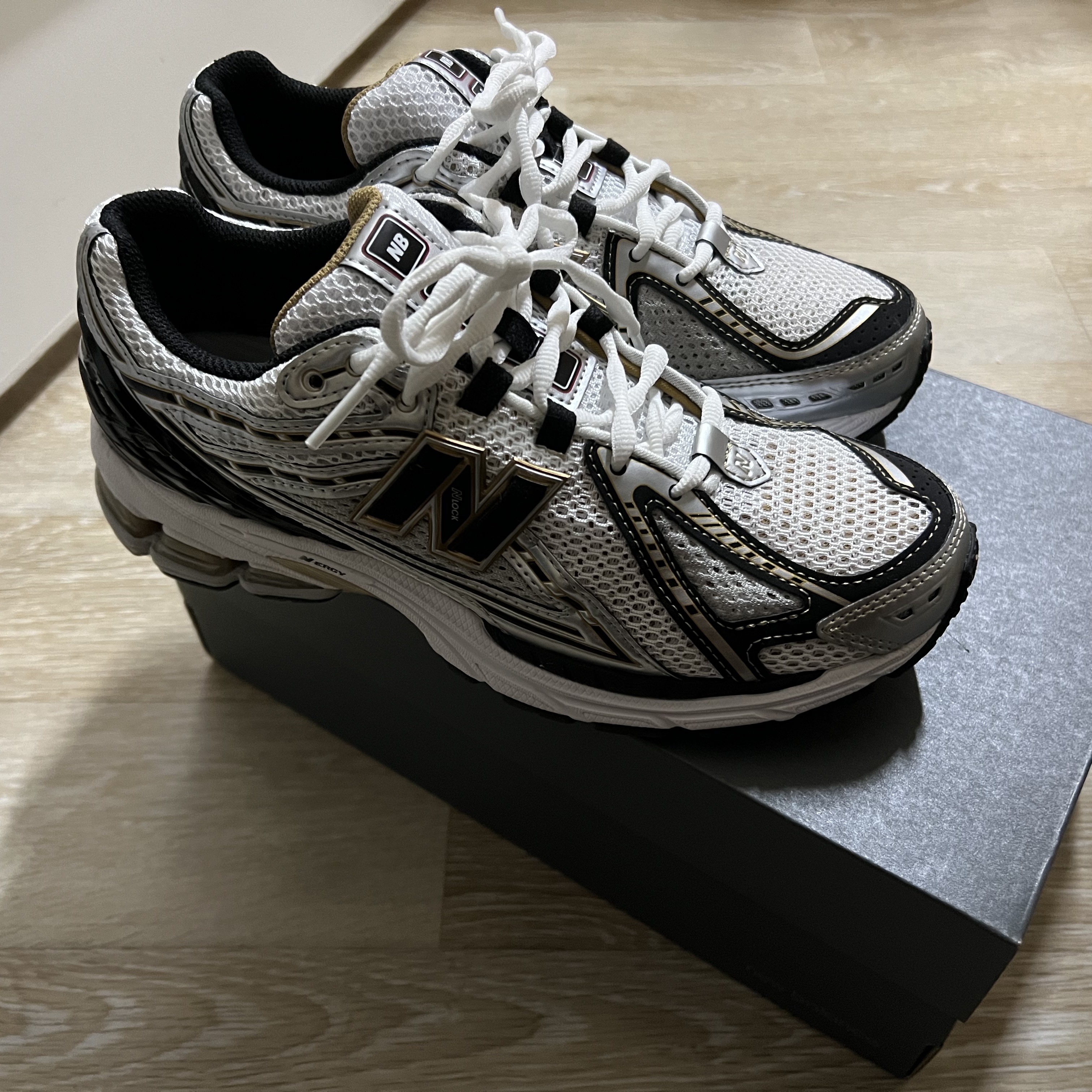 New Balance 1906R White Gold 착용 스타일