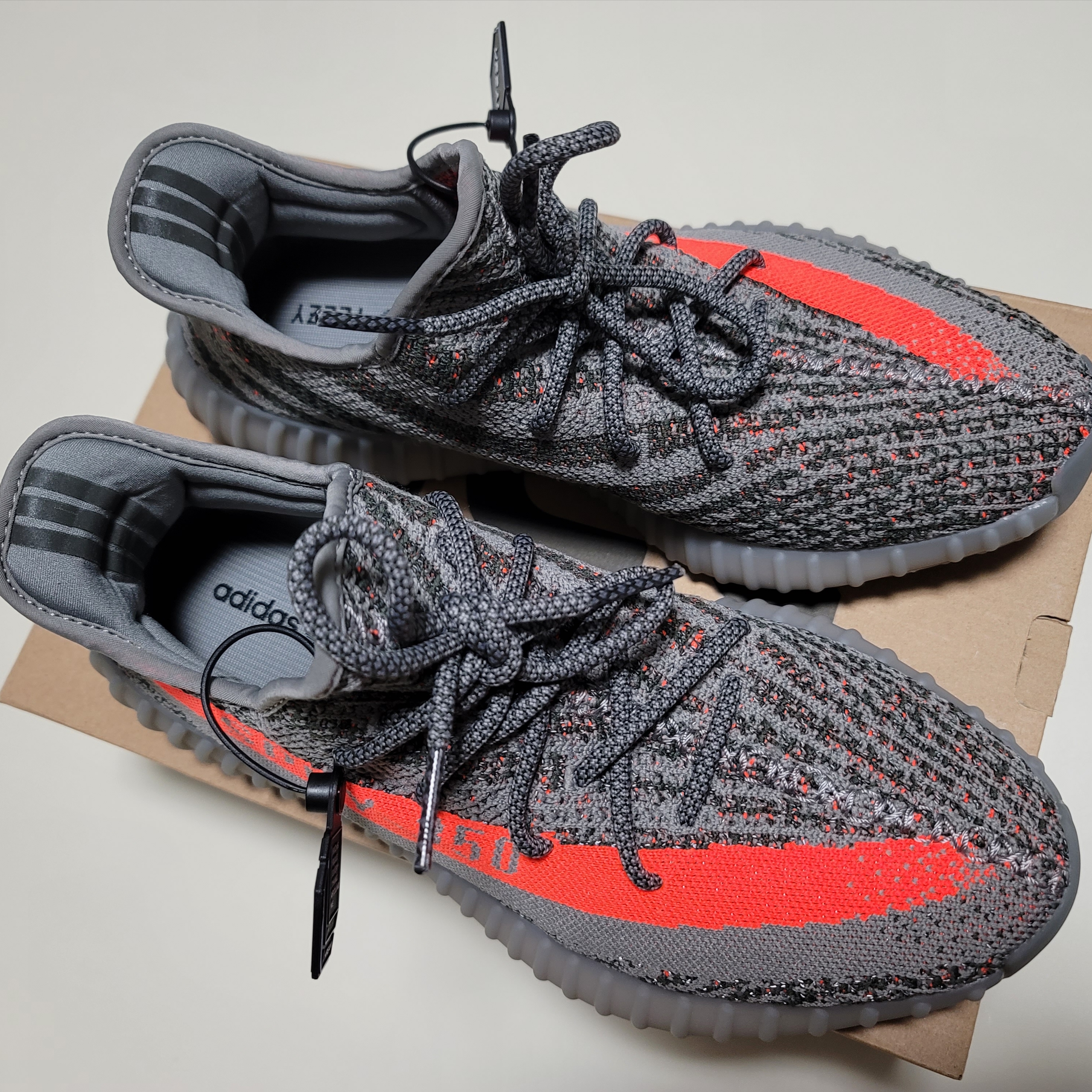 Adidas Yeezy Boost 350 V2 Beluga - Reflective 착용 스타일