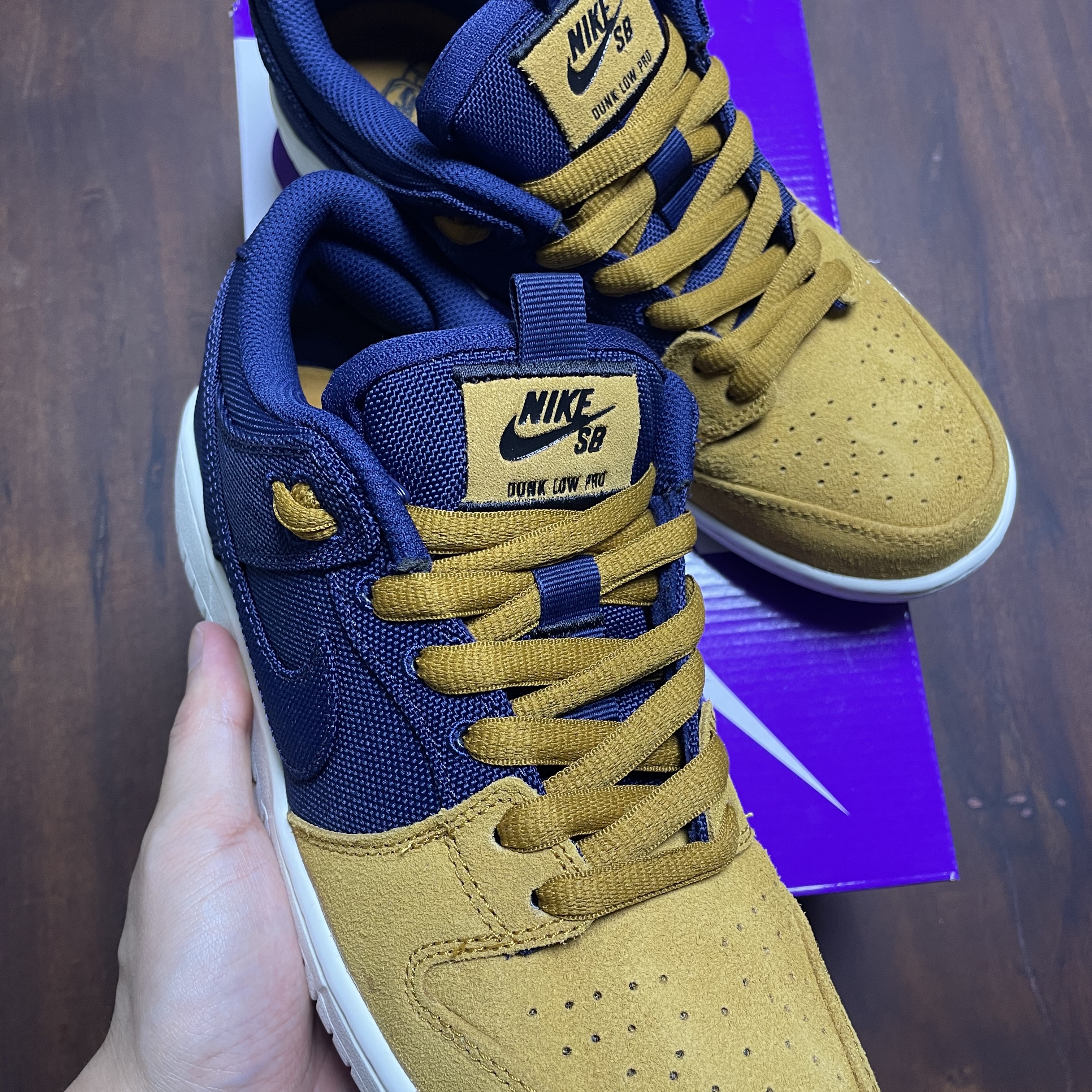 Nike SB Dunk Low Pro Premium Desert Ochre and Midnight Navy 착용 스타일 - 3