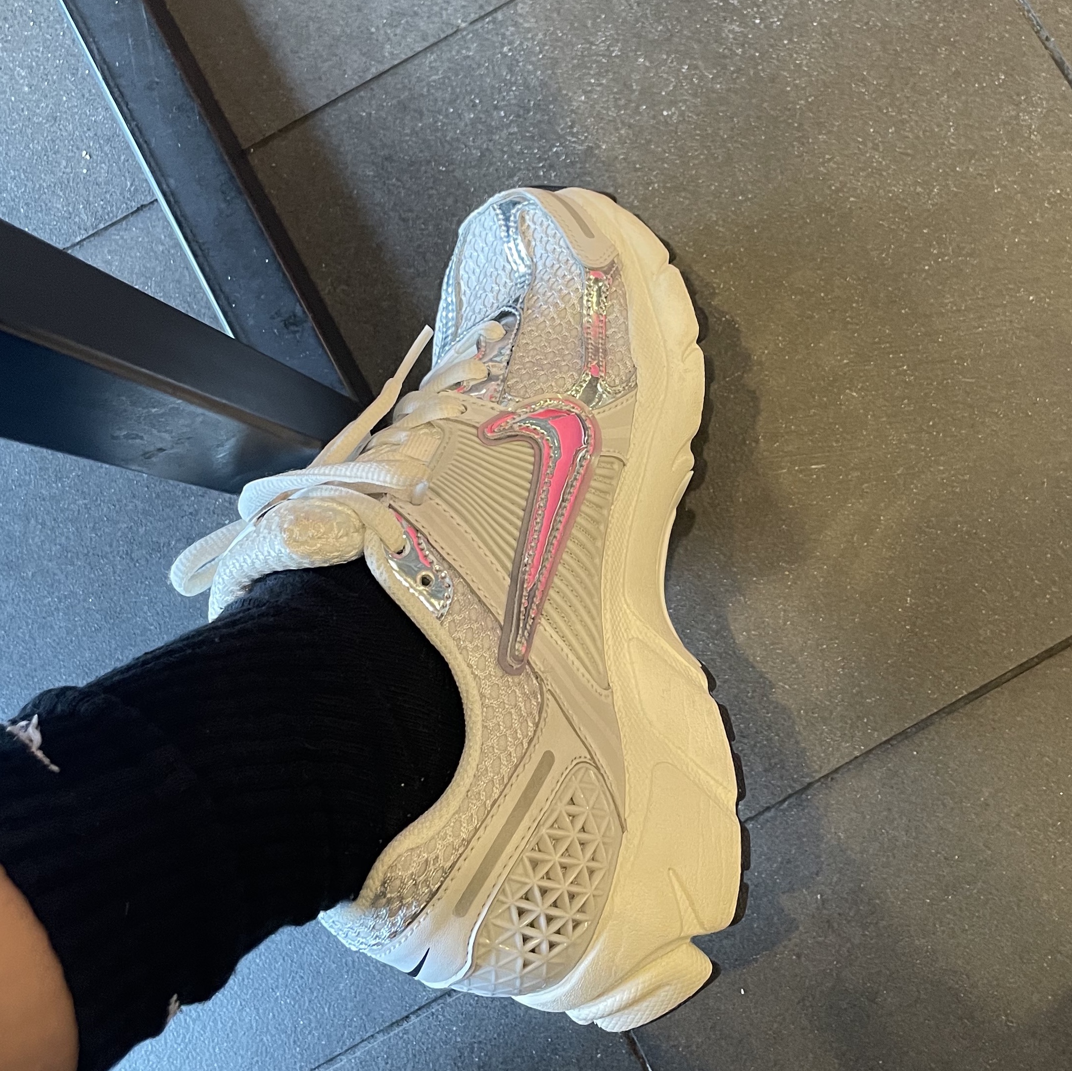 (W) Nike Zoom Vomero 5 Photon Dust and Metallic Silver 착용 스타일 - 1