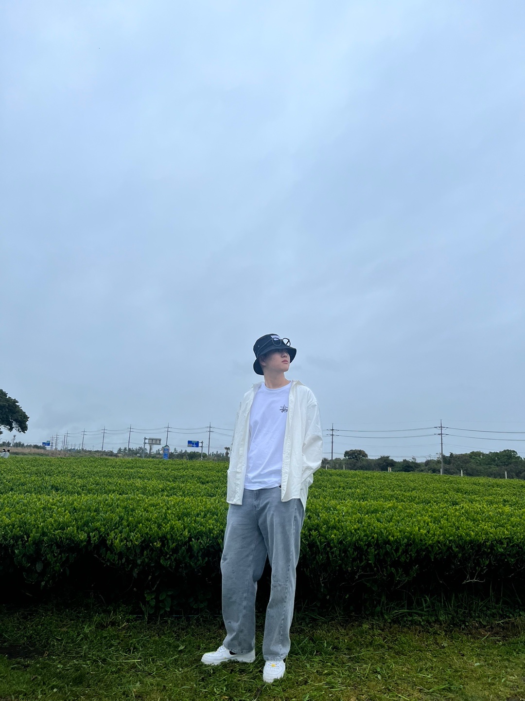 Nike Air Force 1 '07 LV8 2 Have a Nike Day, Stussy Basic Stussy T-Shirt White 2023 착용 스타일 - 1