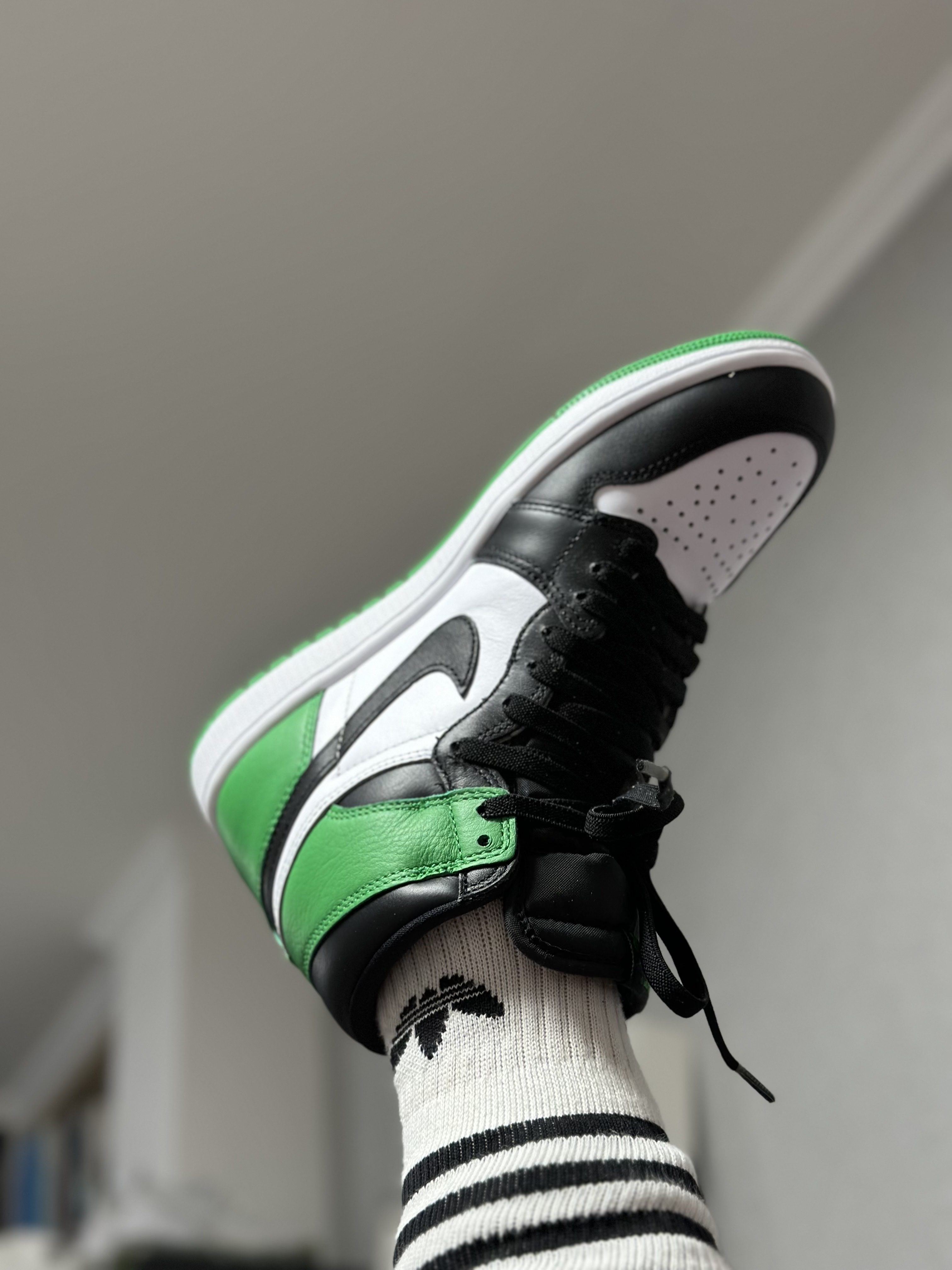 Jordan 1 Retro High OG Black and Lucky Green 착용 스타일