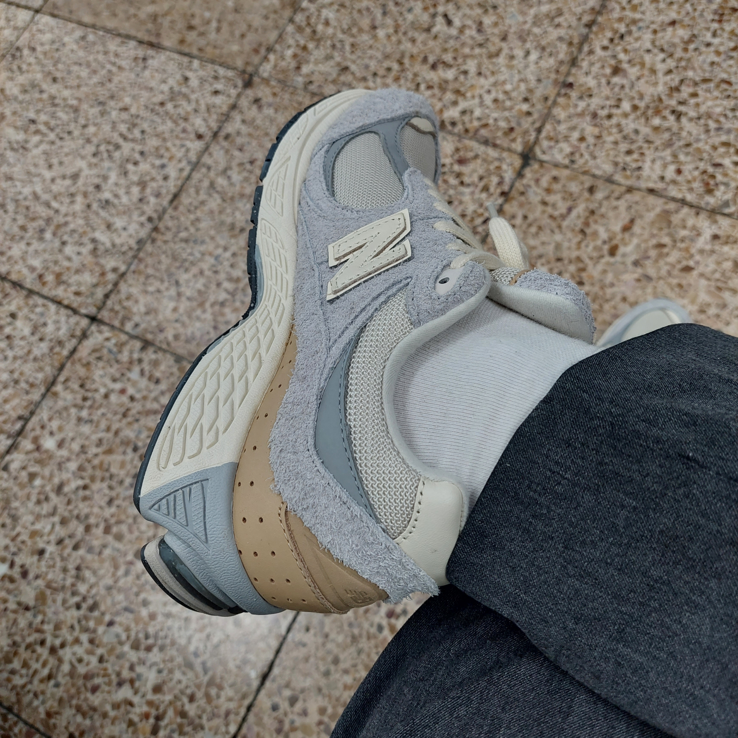 New Balance 2002R Rain Cloud Angora 착용 스타일