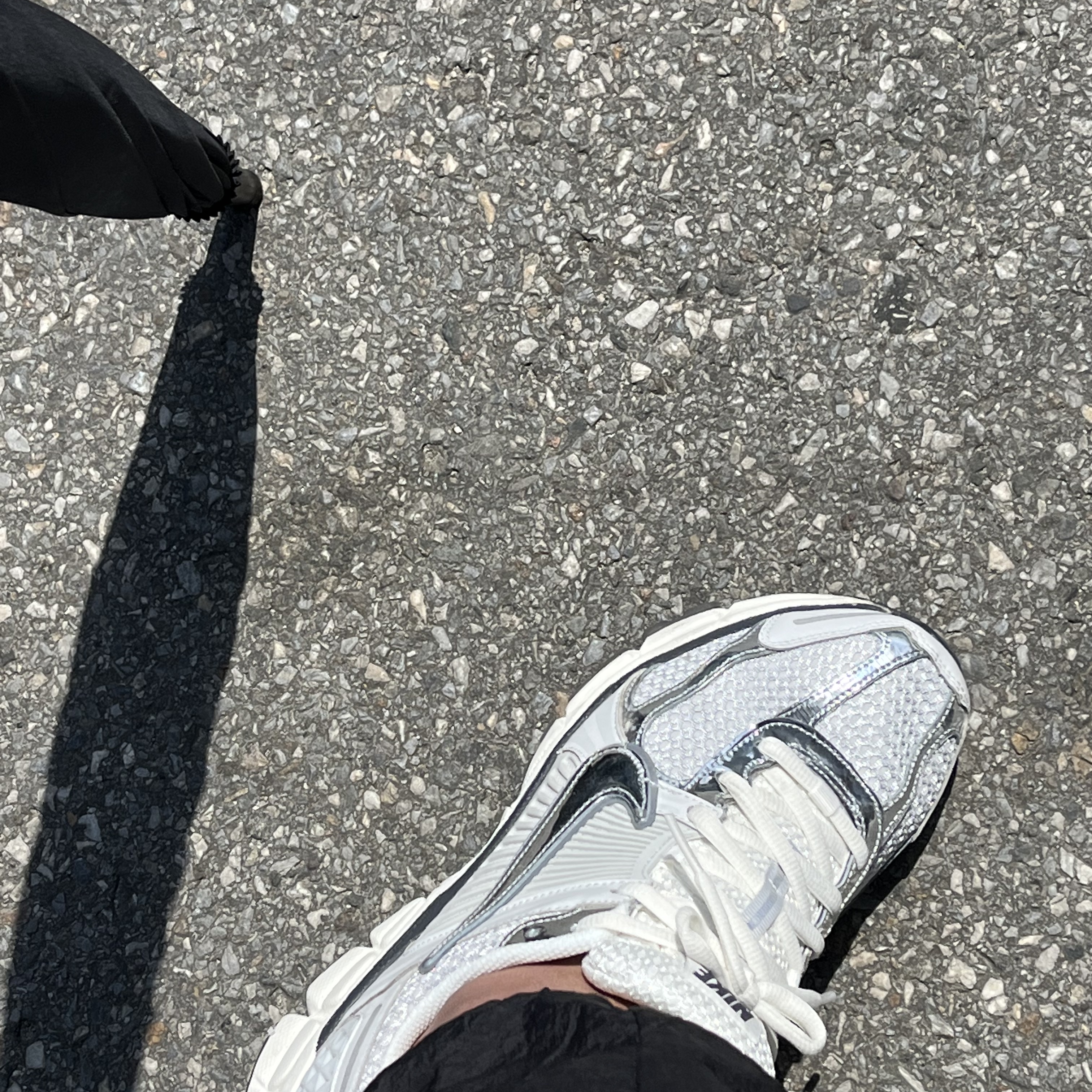 (W) Nike Zoom Vomero 5 Photon Dust and Metallic Silver 착용 스타일