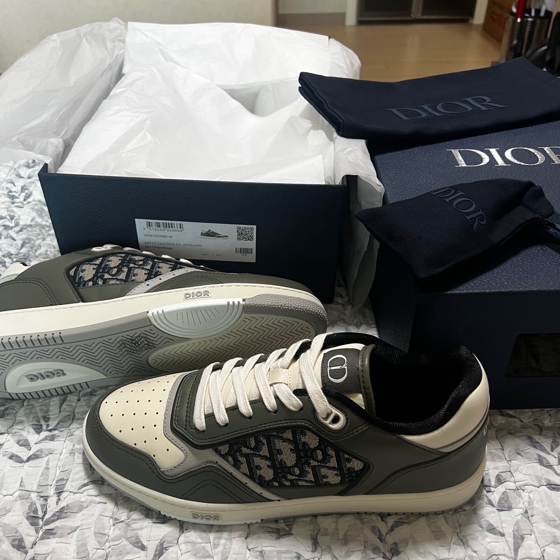 Dior B27 Low-Top Sneakers Olive Cream 착용 스타일