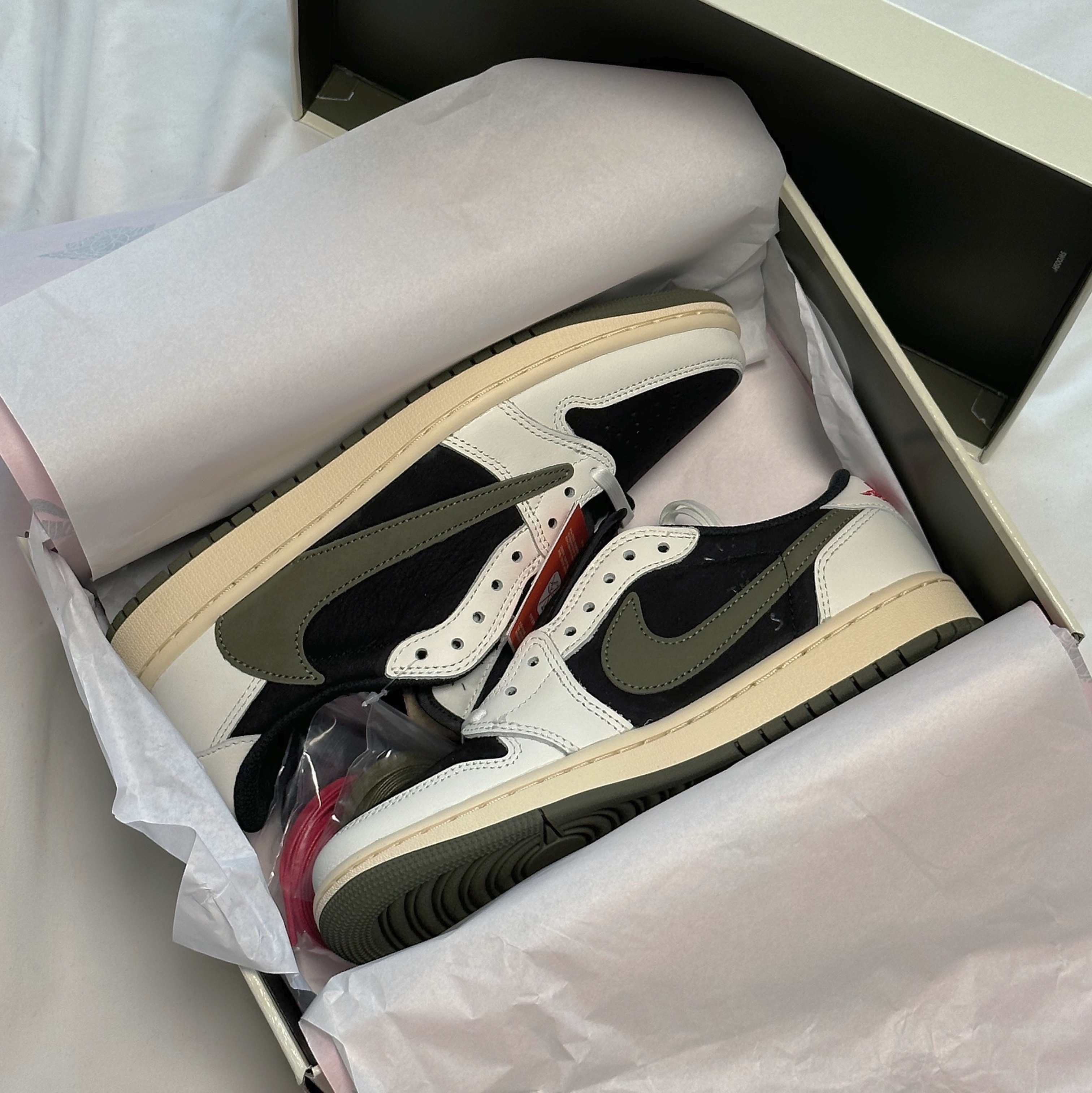(W) Jordan 1 x Travis Scott Retro Low OG SP Medium Olive, (TD) Jordan 1 x Travis Scott Retro Low OG SP Medium Olive 착용 스타일 - 1