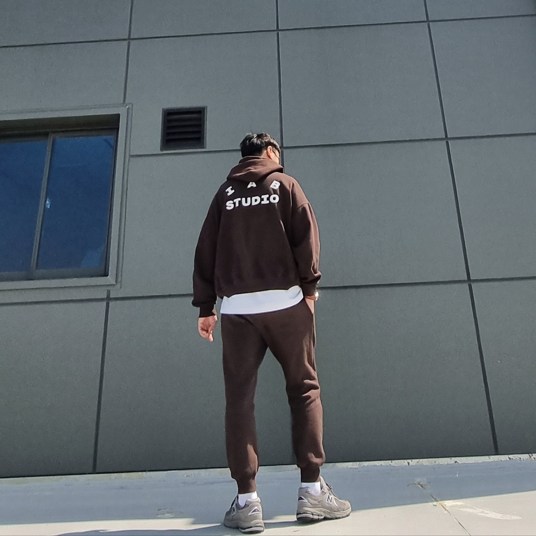 New Balance 2002R Gray, IAB Studio Sweatpants Brown 착용 스타일 - 2