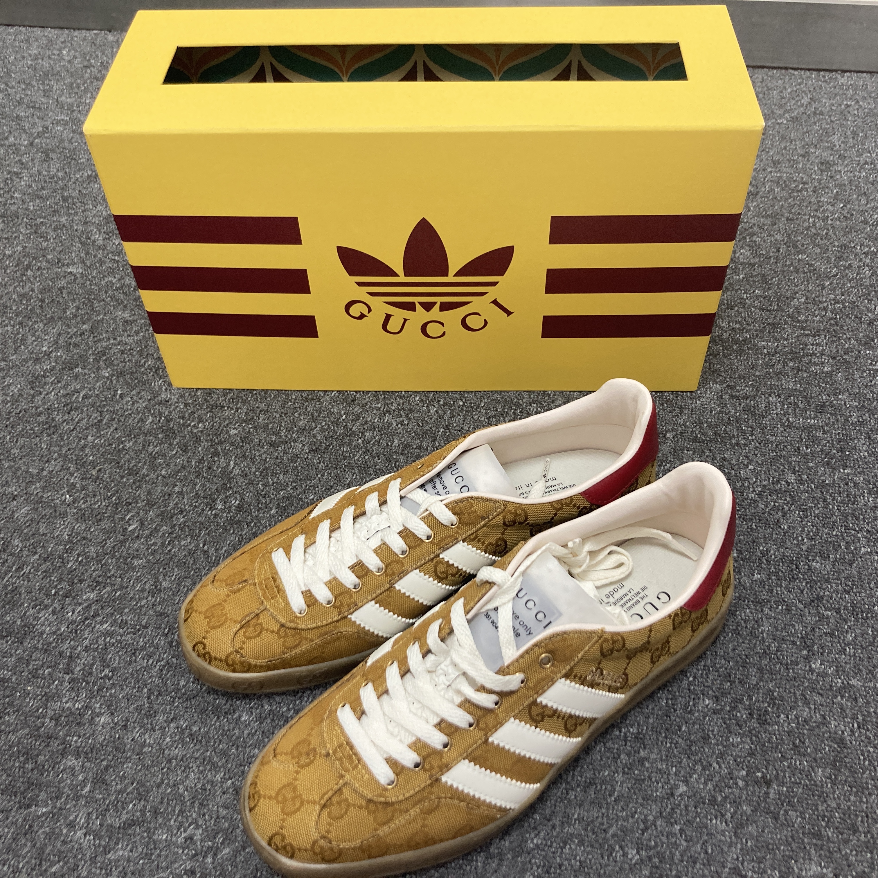 Gucci x Adidas Gazelle Sneakers Yellow White 착용 스타일 - 3