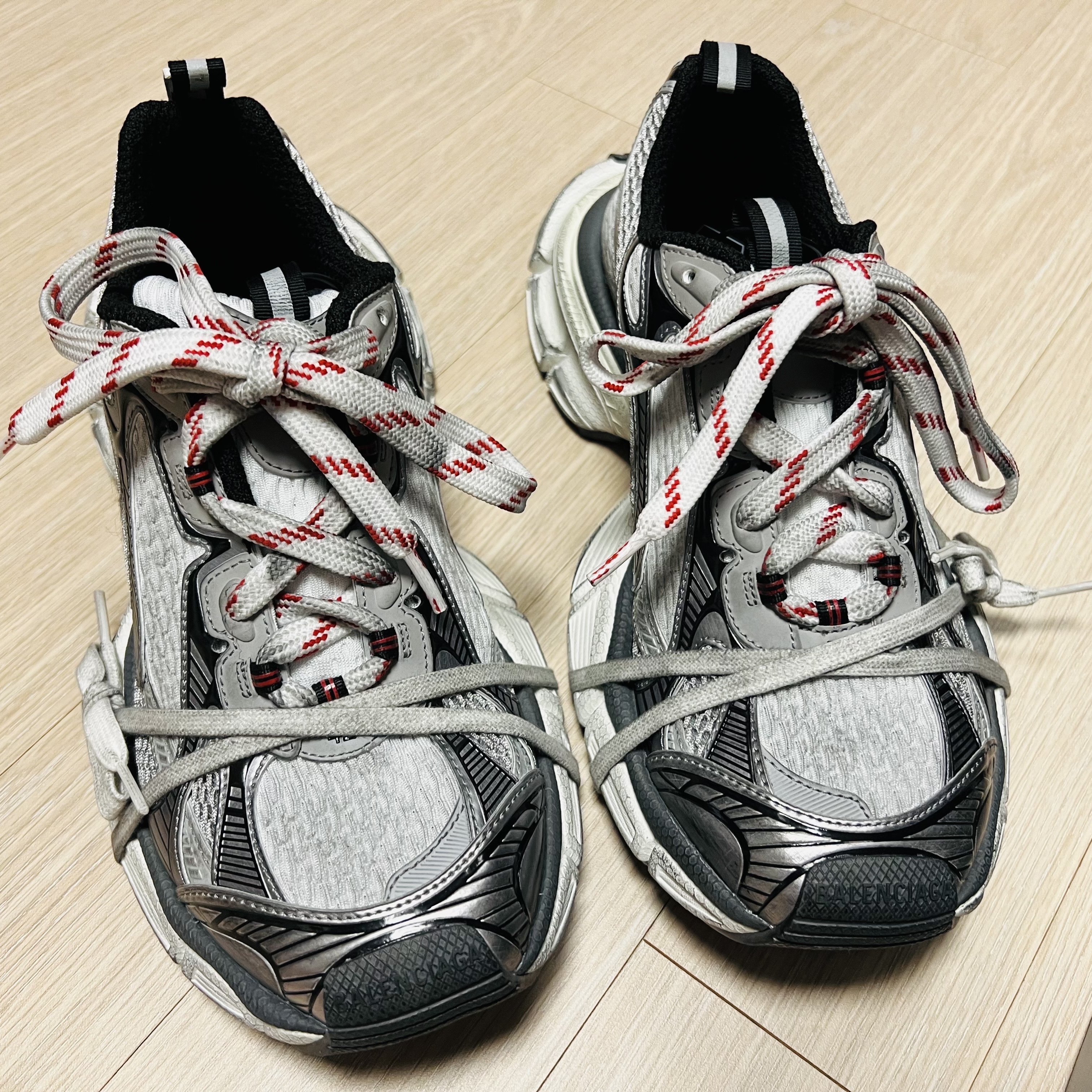 Balenciaga 3XL Sneakers Grey White Red 착용 스타일