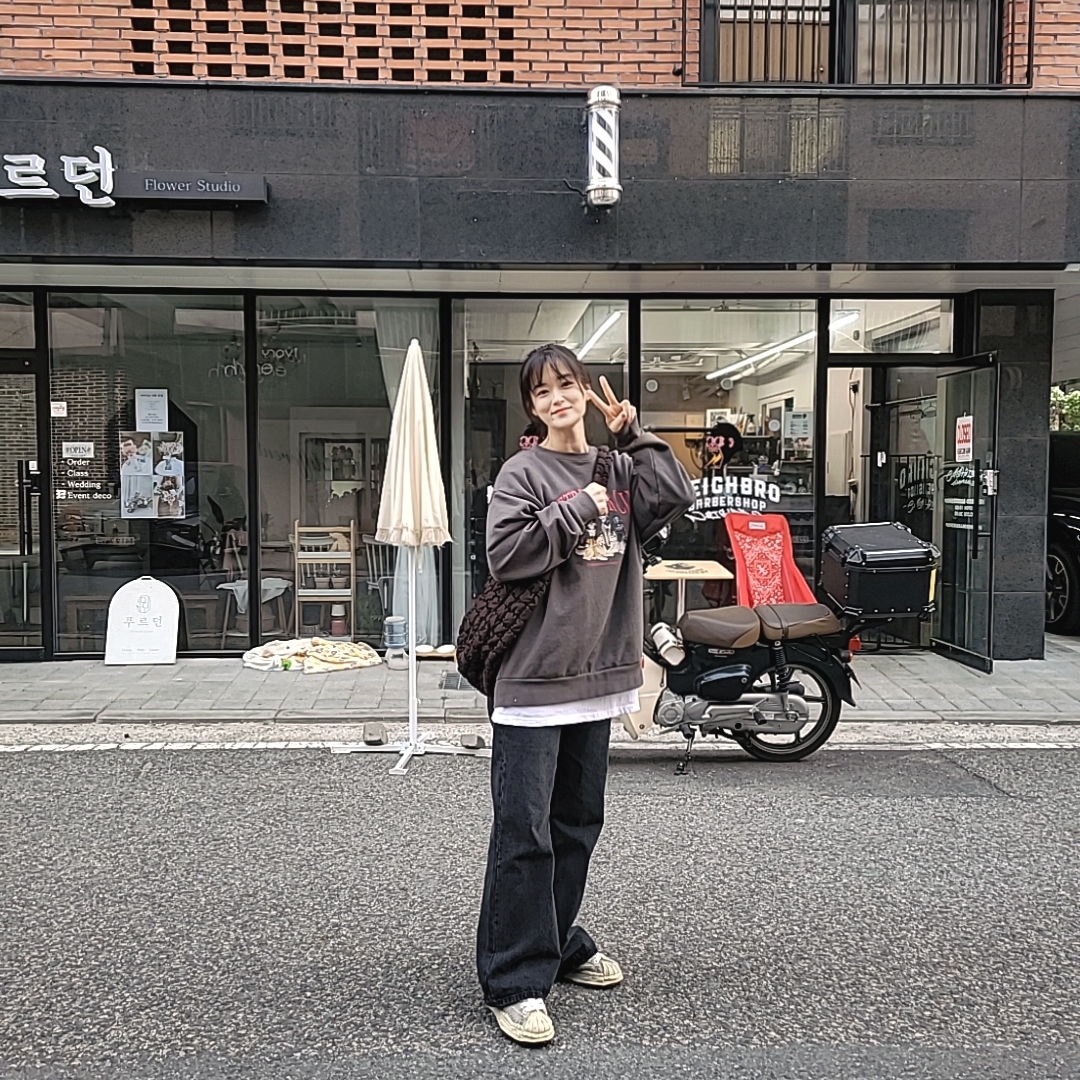 COS Quilted Oversized Shoulder Bag Brown, Maison Mihara Yasuhiro Blakey OG Sole Distressed Leather Low-top Sneakers White 착용 스타일