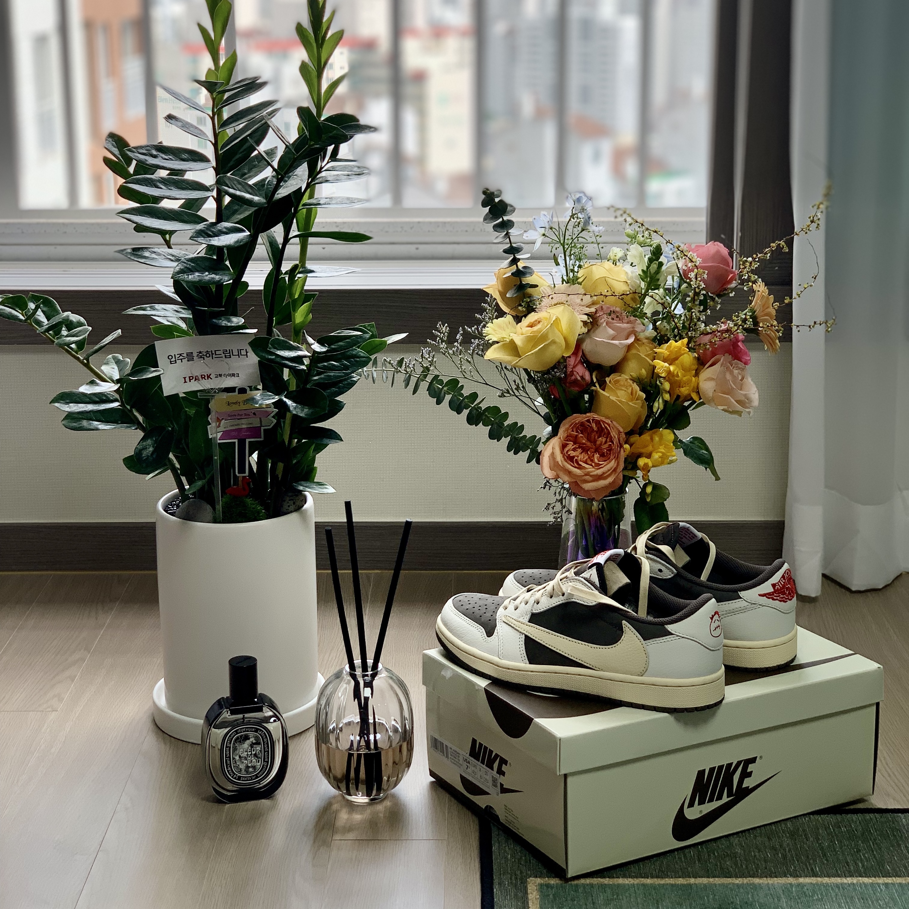 Jordan 1 x Travis Scott Retro Low OG SP Sail and Ridgerock 착용 스타일