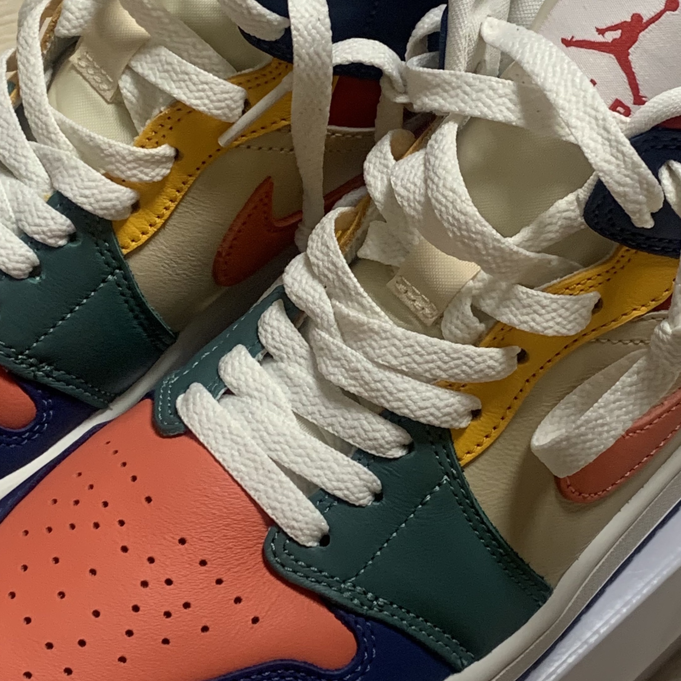 (W) Jordan 1 Mid SE French Blue Magic Amber 착용 스타일
