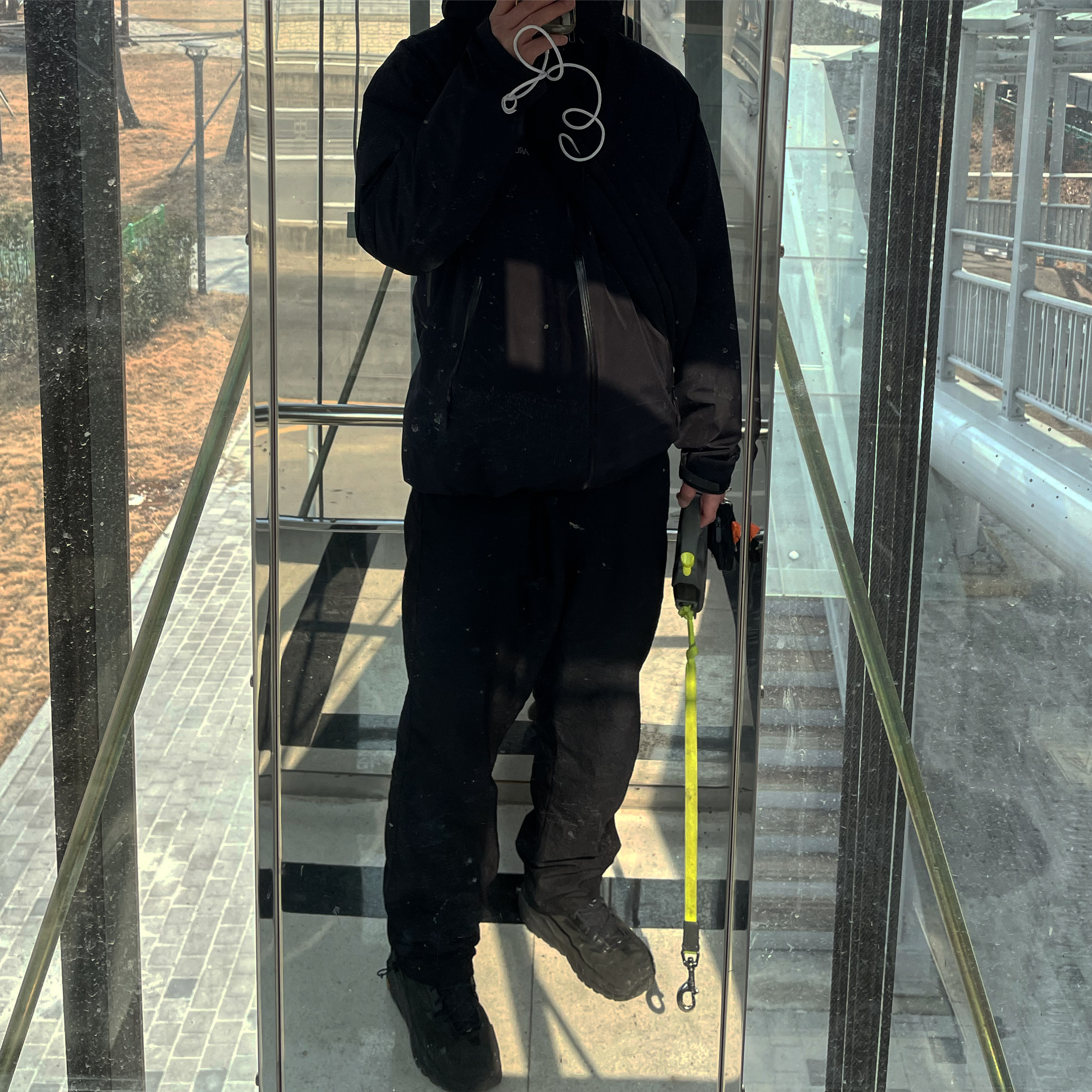Arc'teryx Beta LT Jacket Black, Hoka Kaha Gore-Tex Black Phantom 착용 스타일
