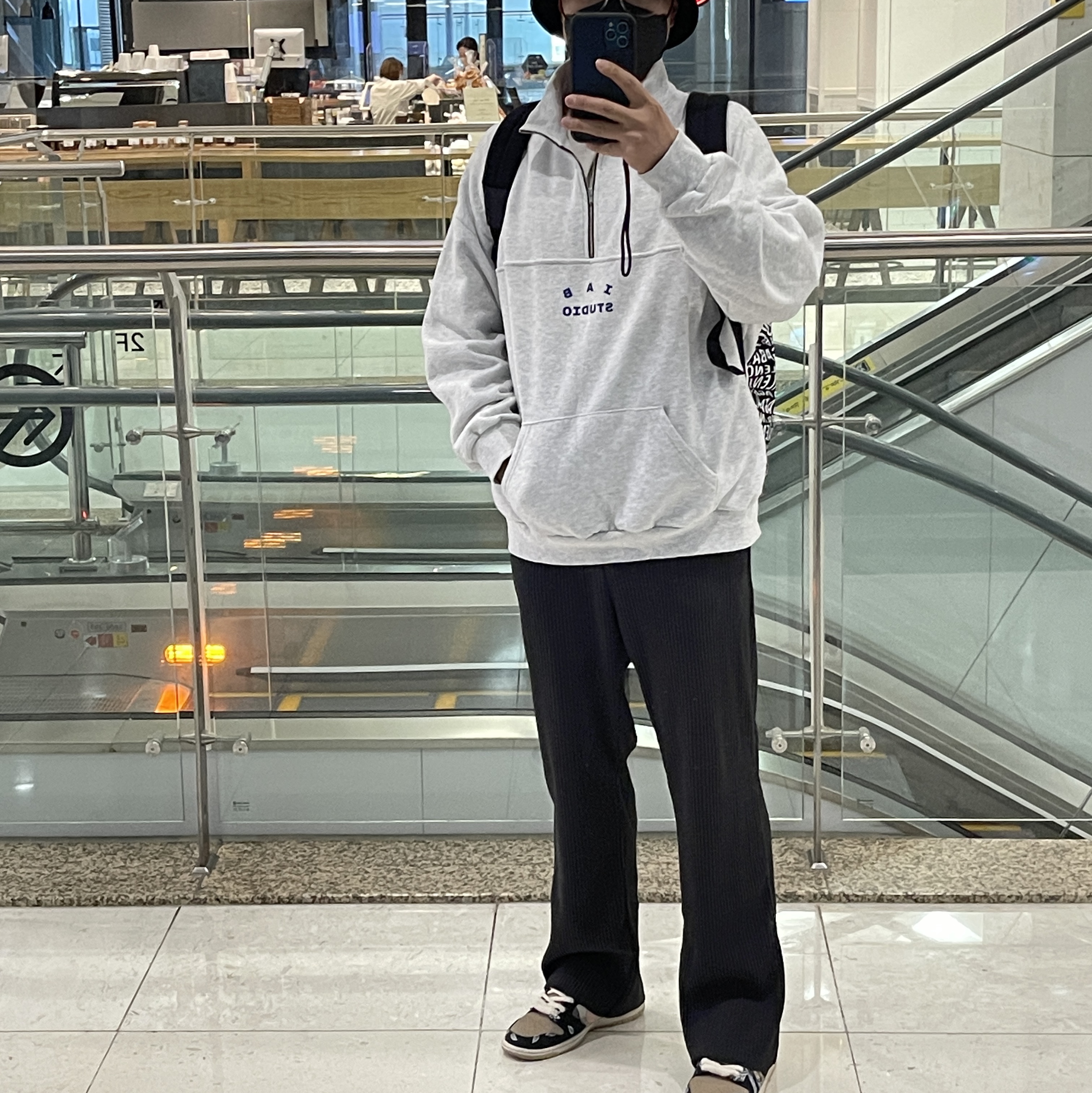 Nike x Travis Scott SB Dunk Low, IAB Studio Half Zip Pullover Light Gray 착용 스타일