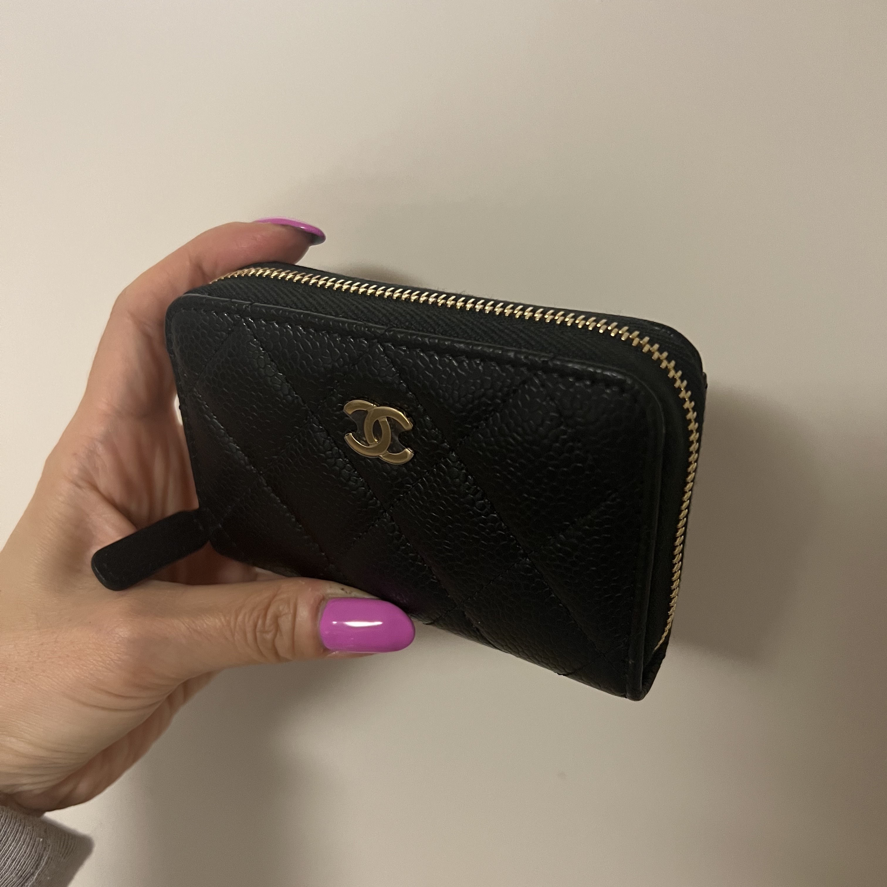 Chanel Classic Zipped Coin Purse Grained Calfskin & Gold Black 착용 스타일 - 2