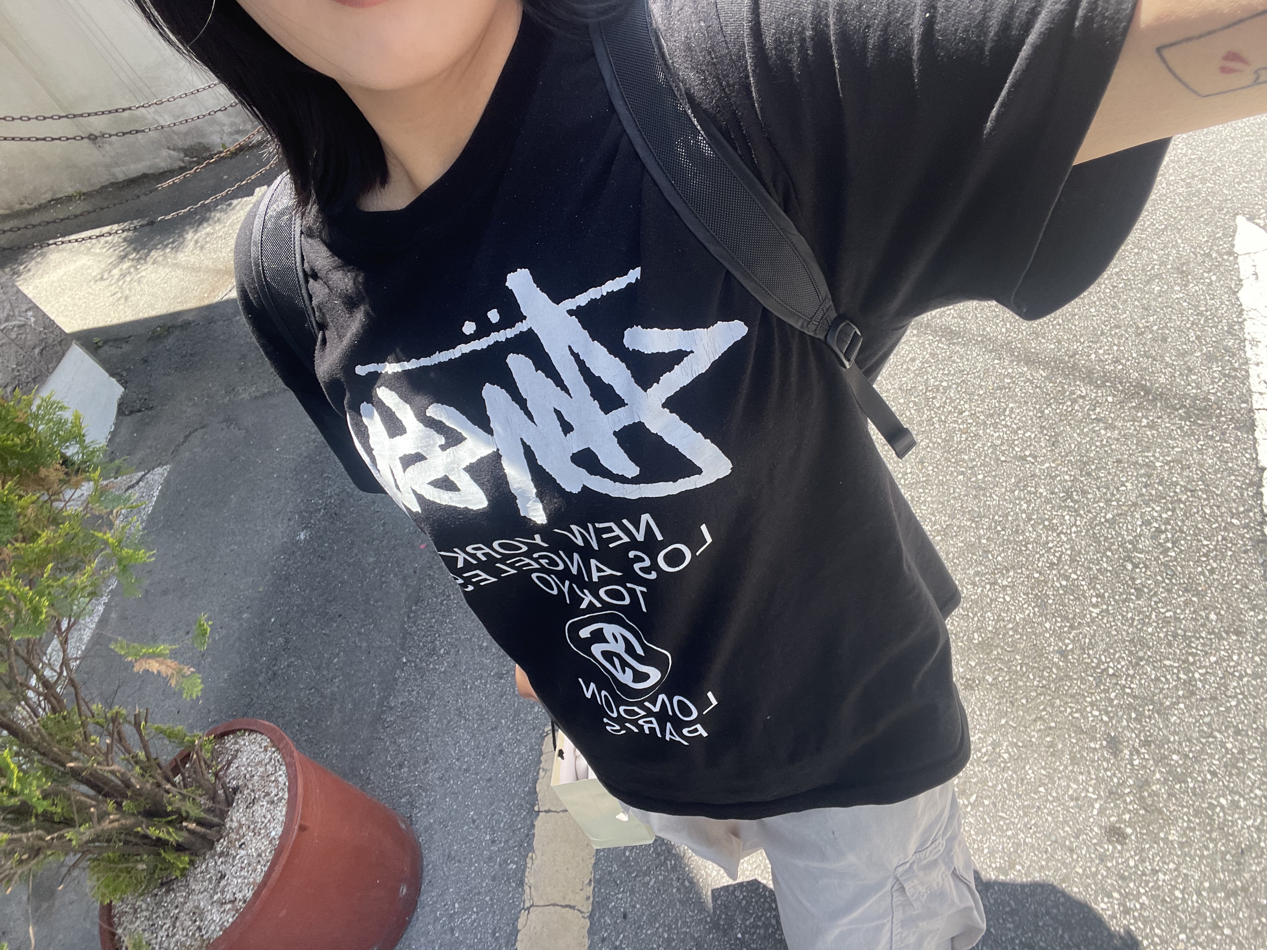 Stussy World Tour T-Shirt Black, Arc'teryx Heliad 15 Backpack Black 착용 스타일 - 1