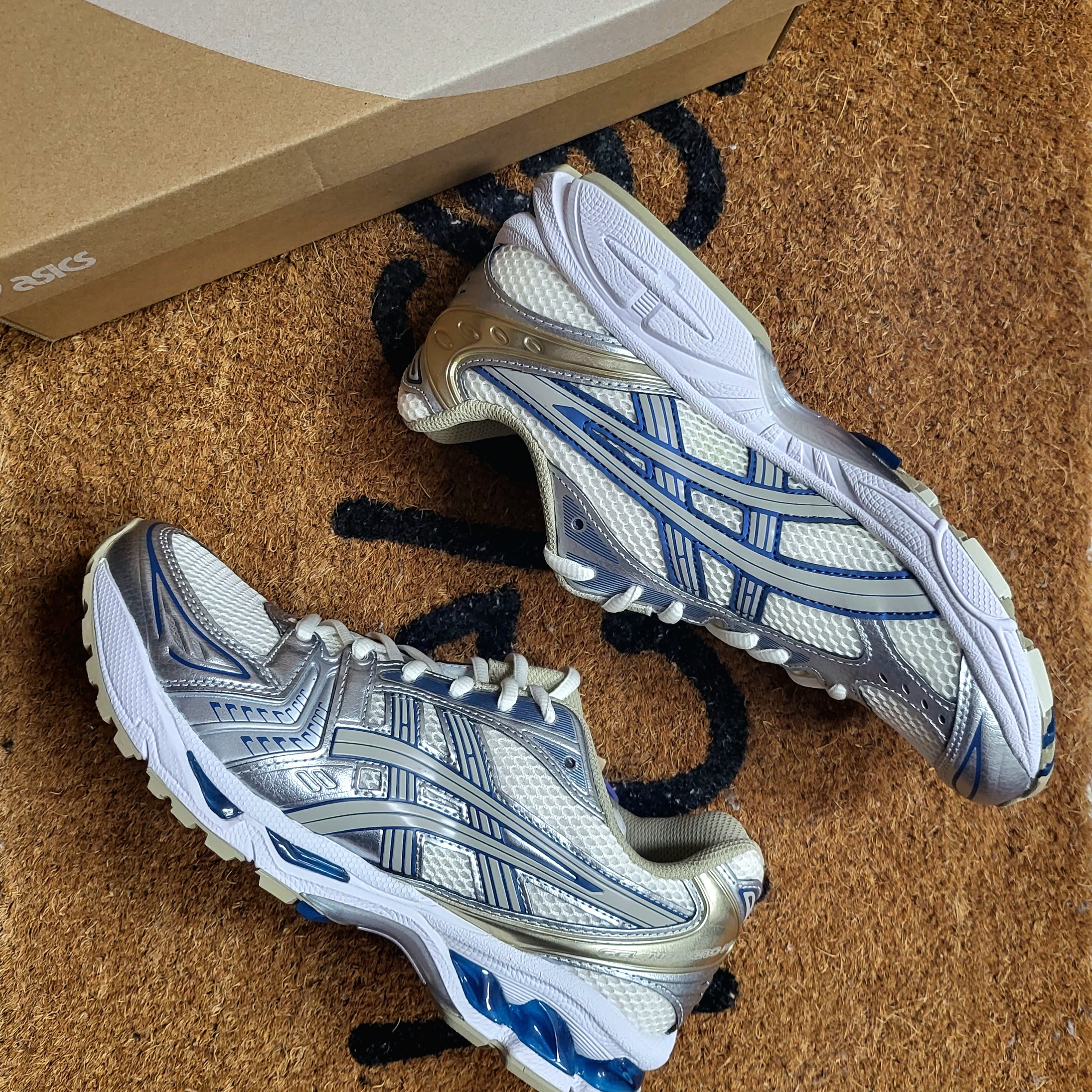 Asics Gel-Kayano 14 Cream Pure Silver 착용 스타일