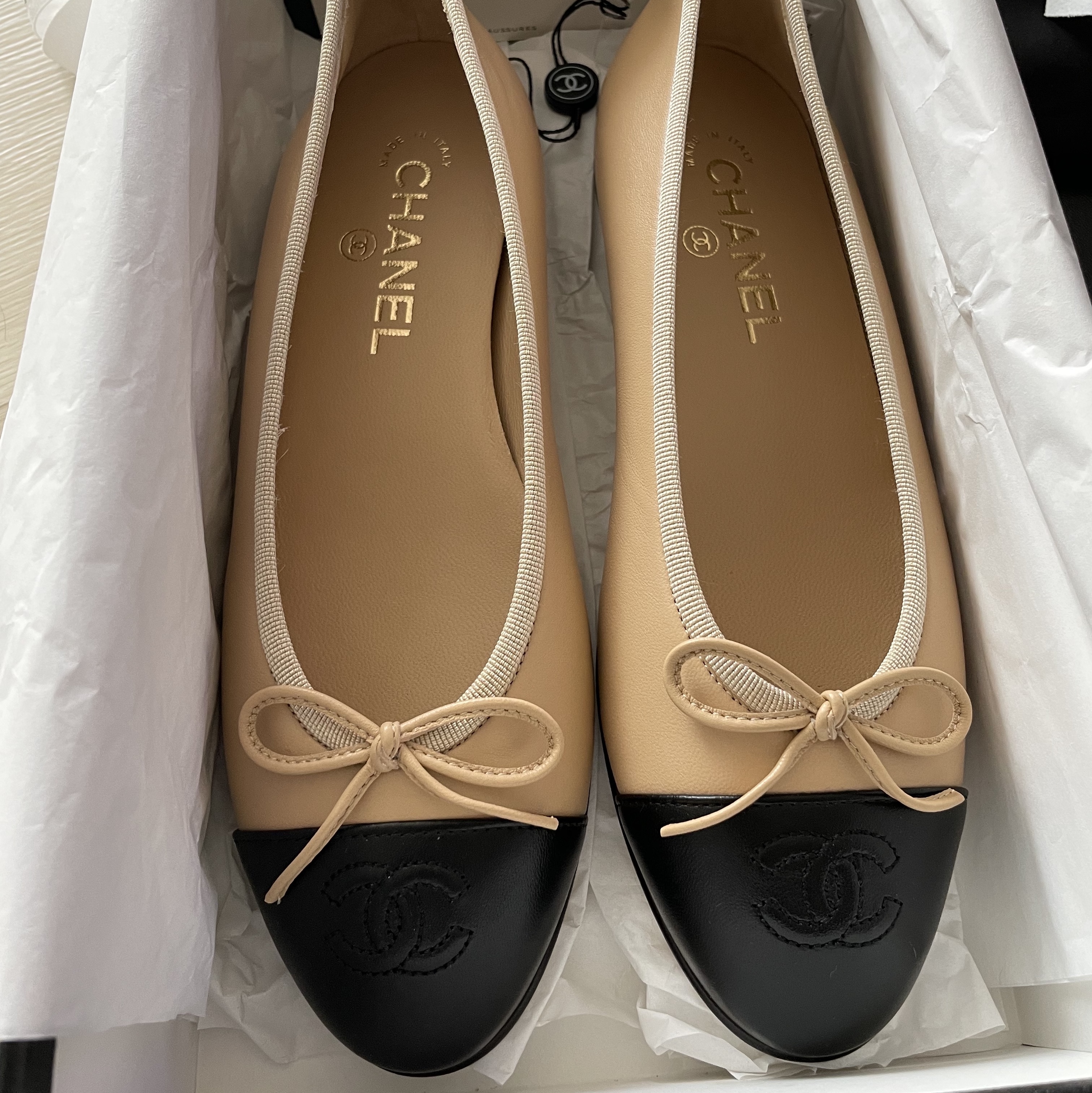 (W) Chanel Ballerina Flat Lambskin & Beige Black 착용 스타일 - 1