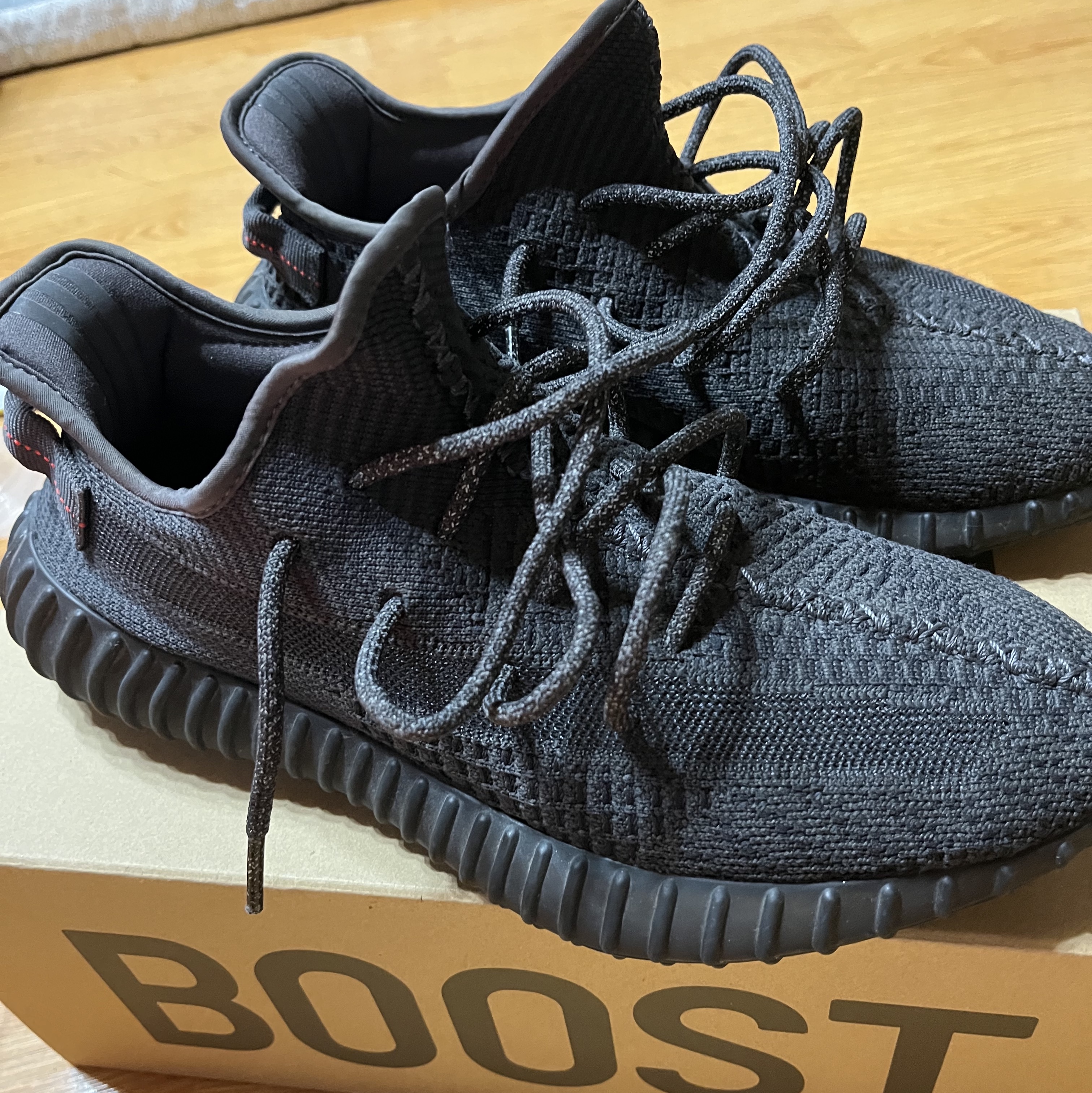 Adidas Yeezy Boost 350 V2 Black - Non-Reflective 착용 스타일