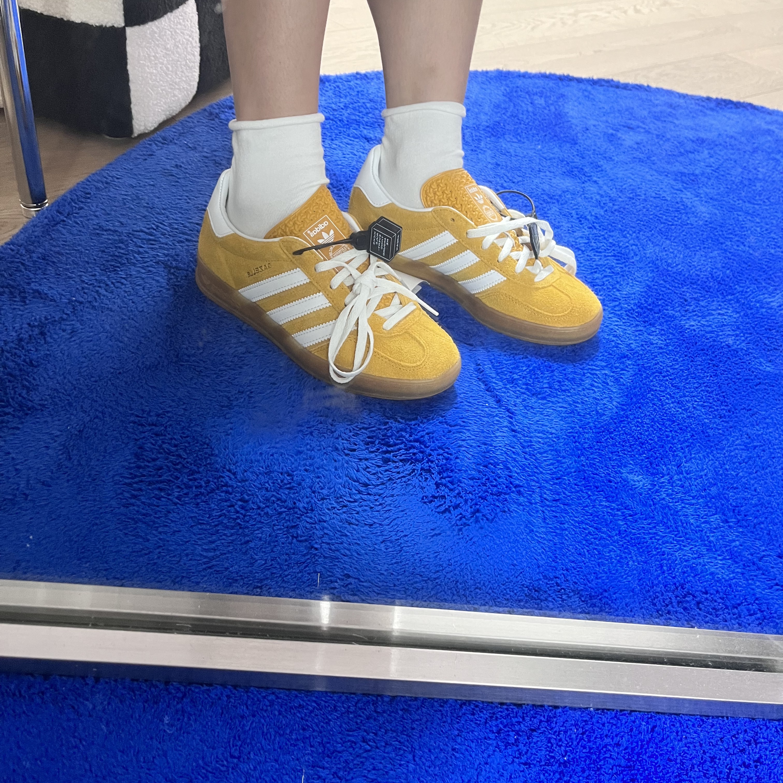(W) Adidas Gazelle Indoor Orange Peel Cloud White 착용 스타일