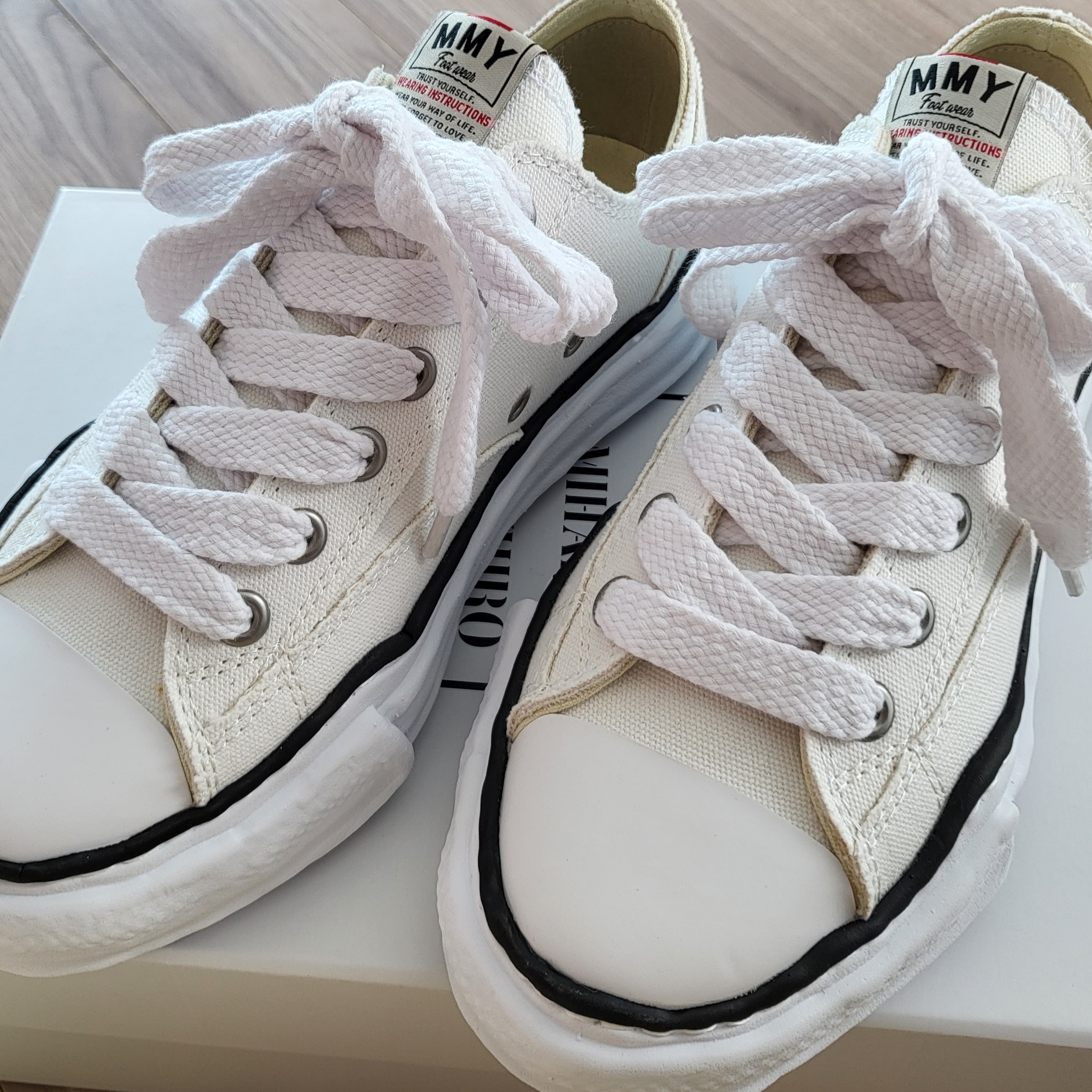 Maison Mihara Yasuhiro Peterson OG Sole Canvas Low Sneakers White 착용 스타일