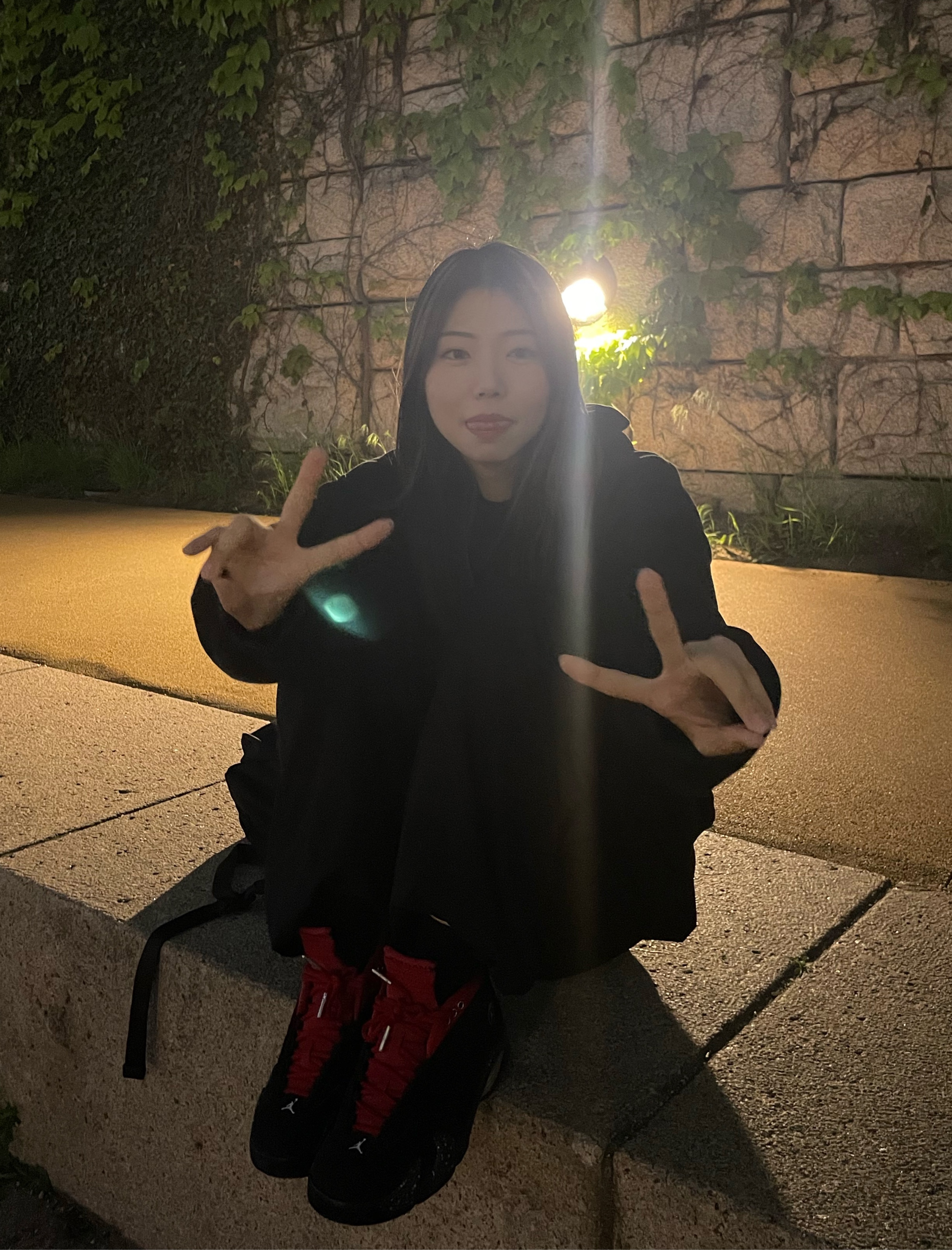 (W) 조던 14 레트로 로우 레드 립스틱, 슈프림 스몰 메신저백 블랙 - 22SS 착용 스타일 - 3