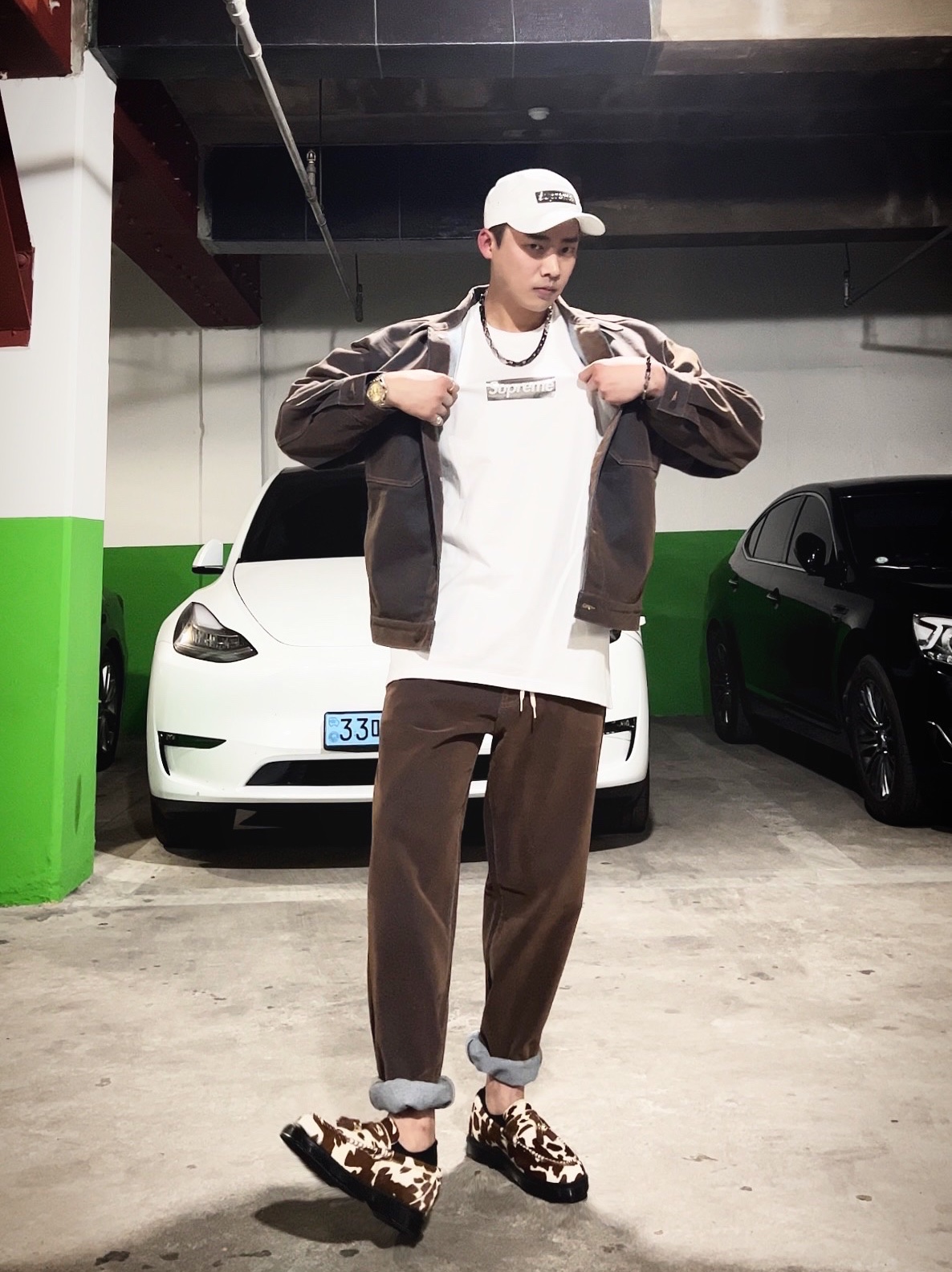 Supreme Mirror Camp Cap White - 21FW, Supreme Chicago Box Logo T-Shirt White - 22FW 착용 스타일 - 2