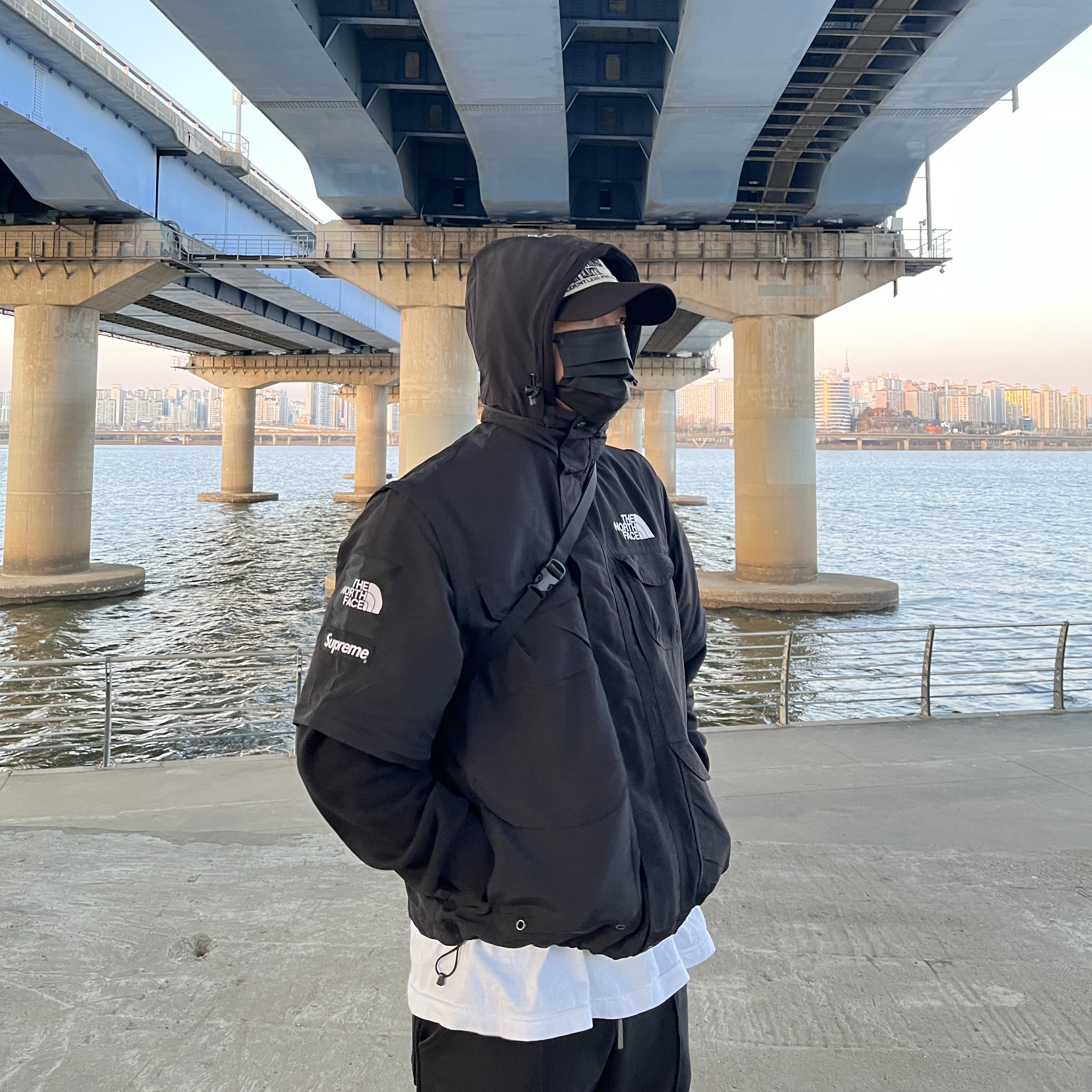 Supreme x The North Face Trekking Convertible Jacket Black - 22SS, Arc'teryx Mantis 2 Waistpack 24K Black 착용 스타일 - 3