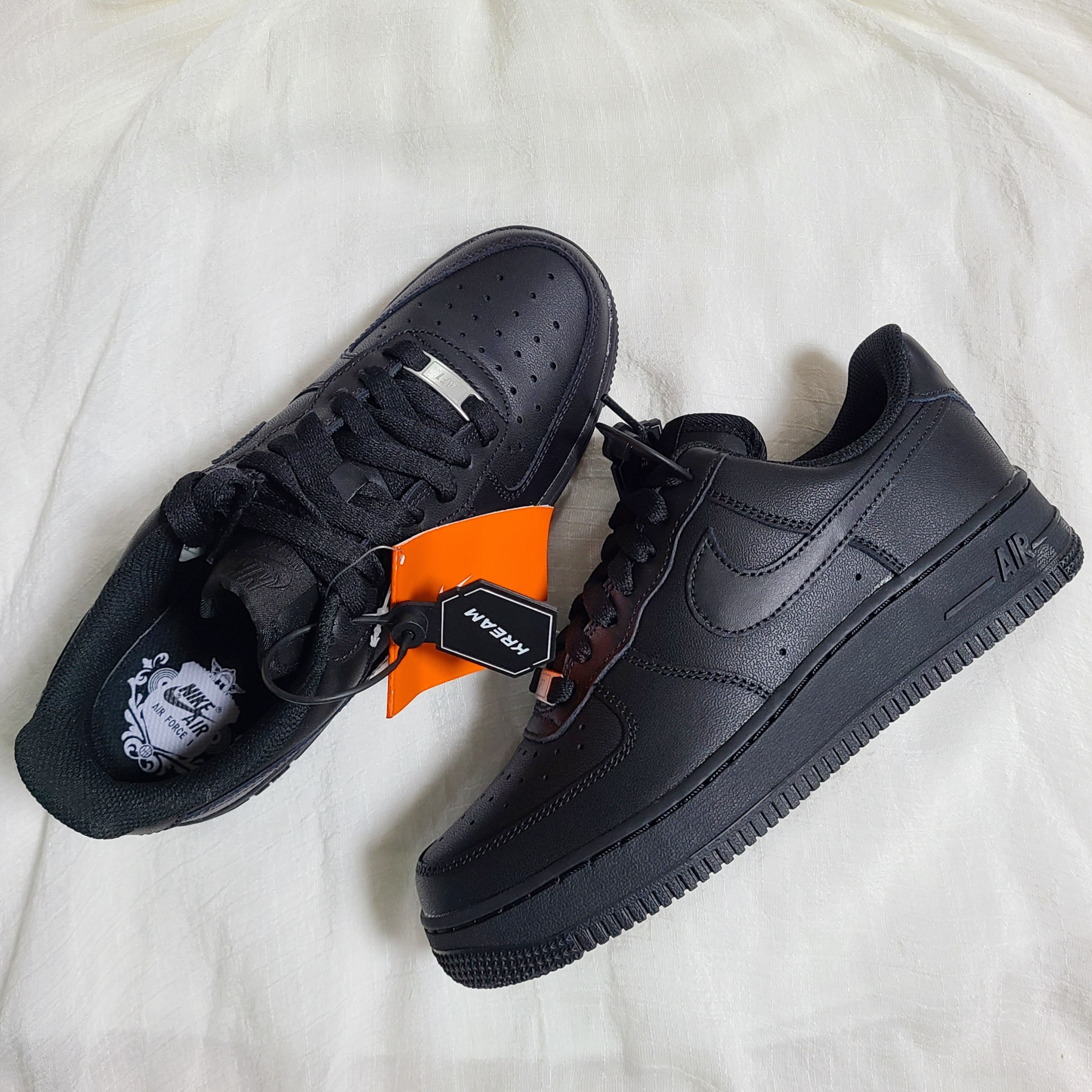 Nike Air Force 1 '07 Low Triple Black 착용 스타일