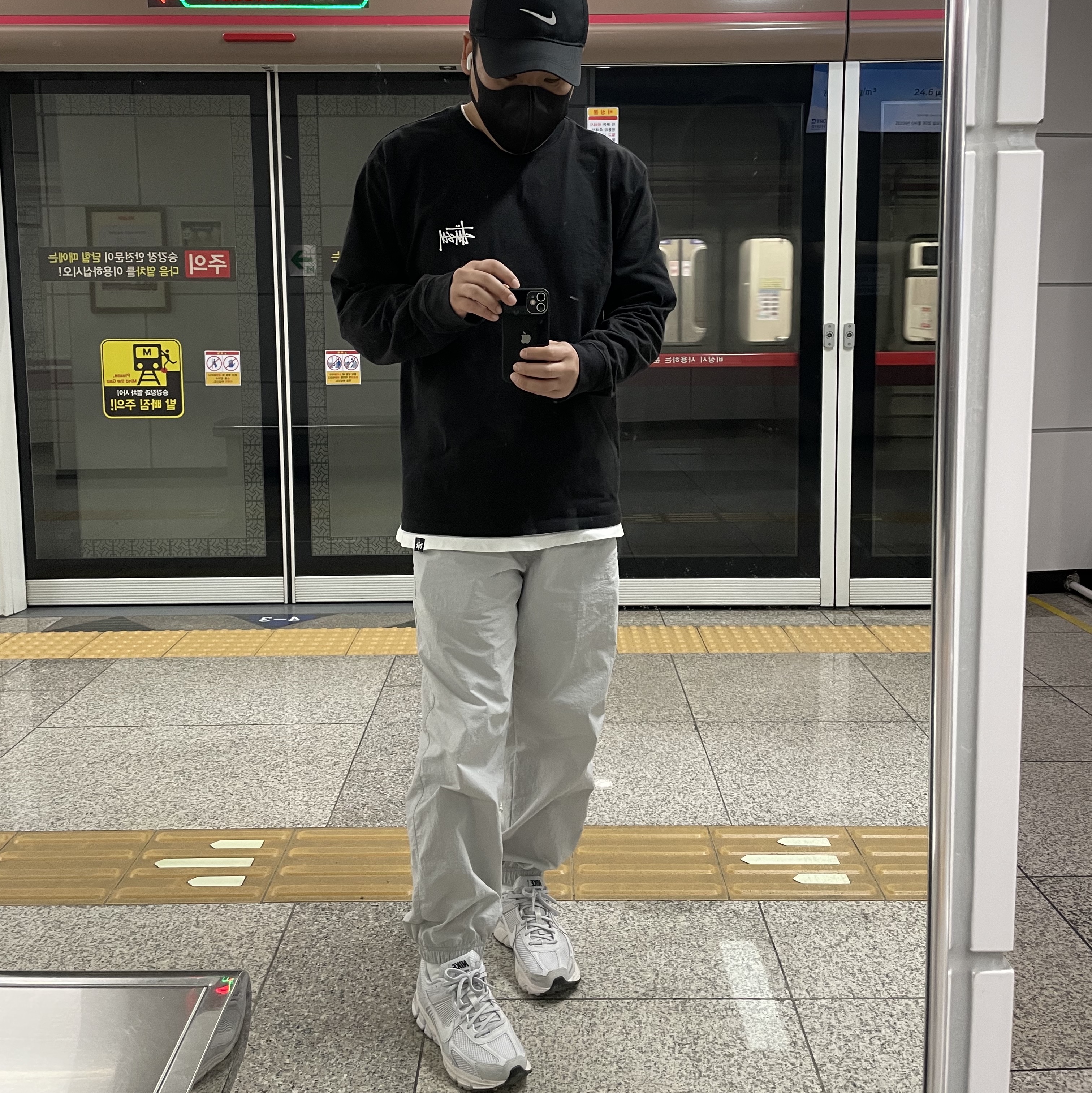 Nike Zoom Vomero 5 SP Vast Grey 2023, Stussy Basic Stussy LS T-Shirt Black 2022 착용 스타일