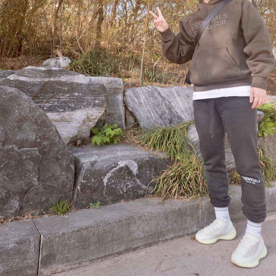 Essentials Hoodie Off Black - 23SS, Essentials Sweatpants Black - 21SS 착용 스타일