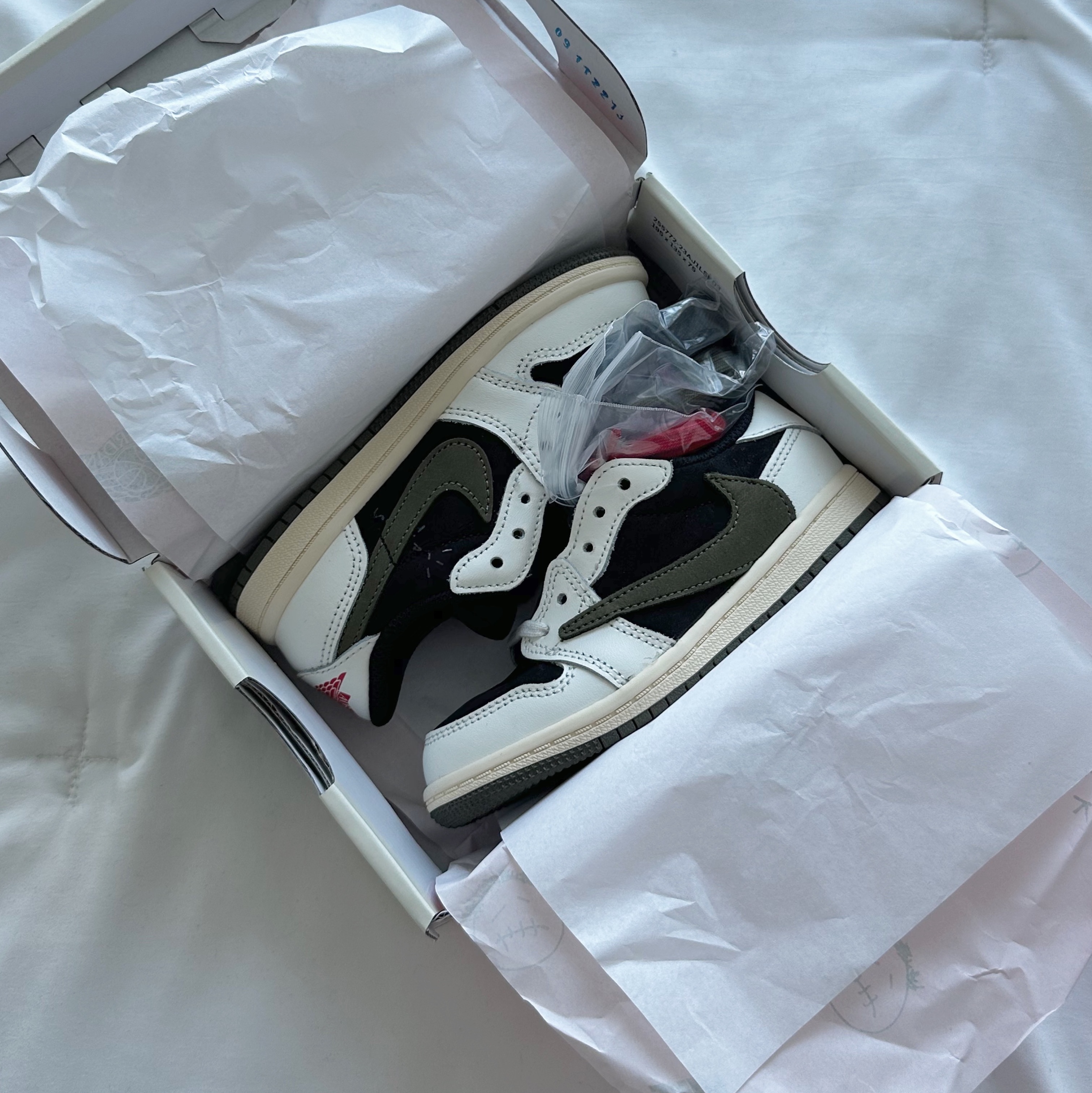 (W) Jordan 1 x Travis Scott Retro Low OG SP Medium Olive, (TD) Jordan 1 x Travis Scott Retro Low OG SP Medium Olive 착용 스타일 - 2