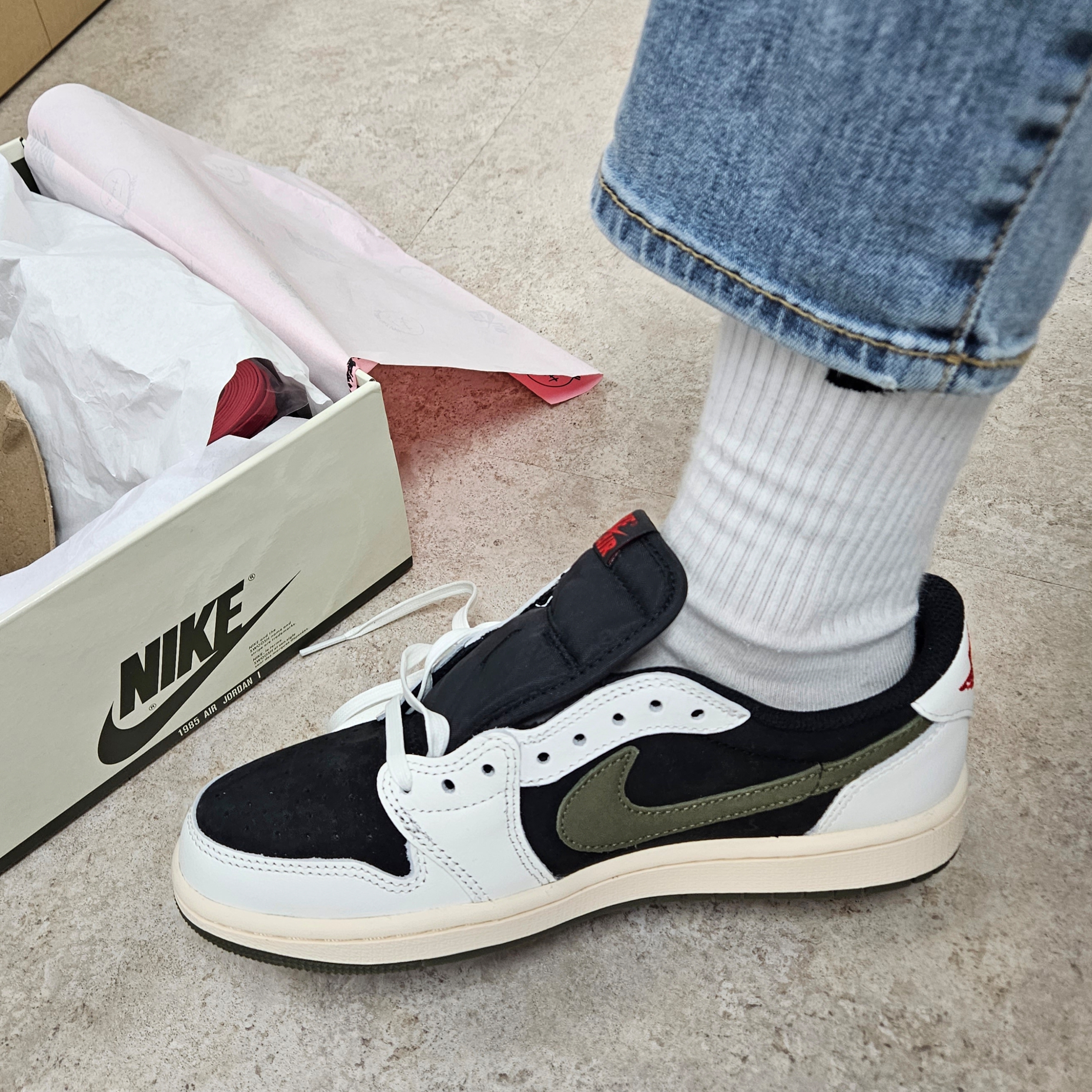 (W) Jordan 1 x Travis Scott Retro Low OG SP Medium Olive 착용 스타일 - 1