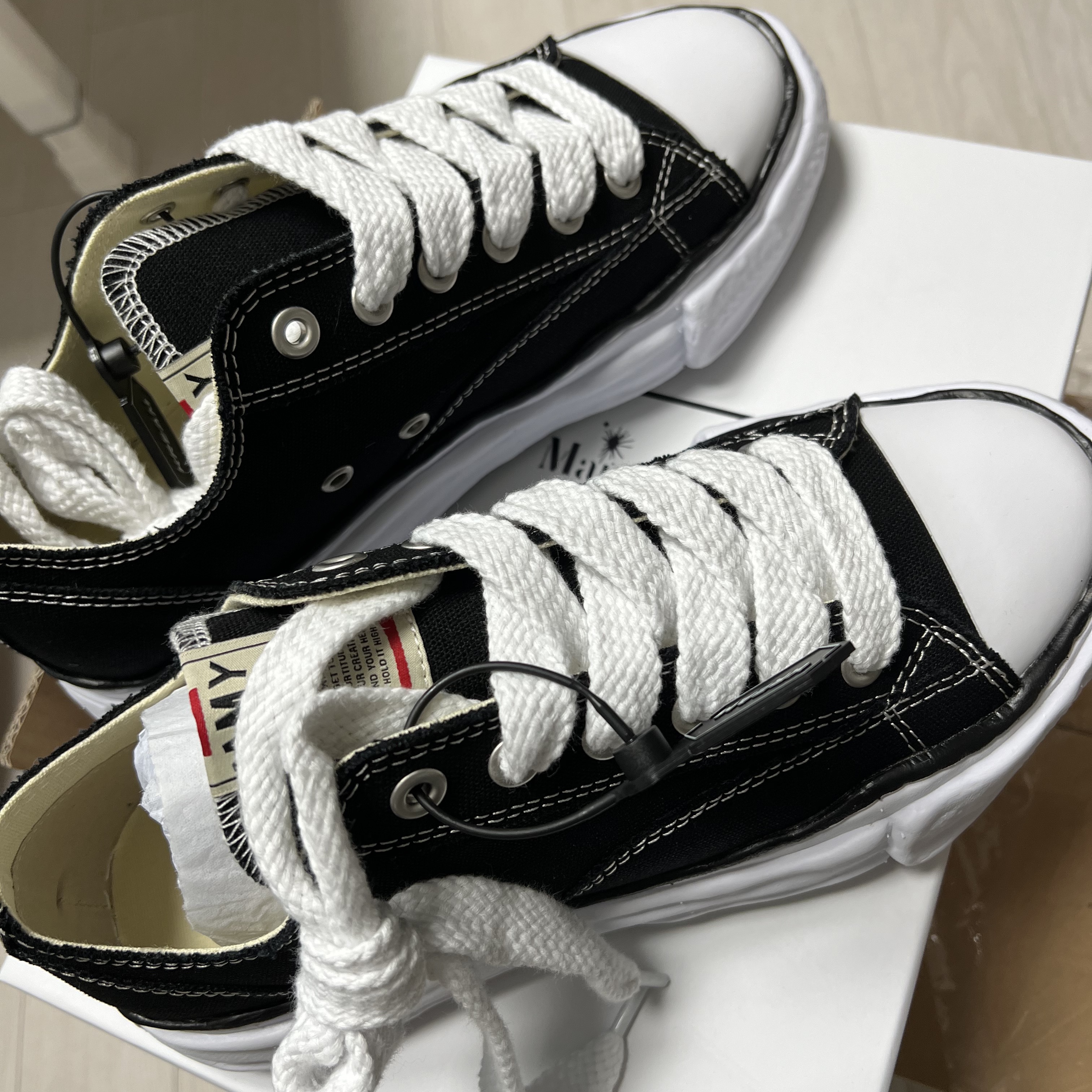 Maison Mihara Yasuhiro Peterson OG Sole Canvas Low Sneakers Black 착용 스타일