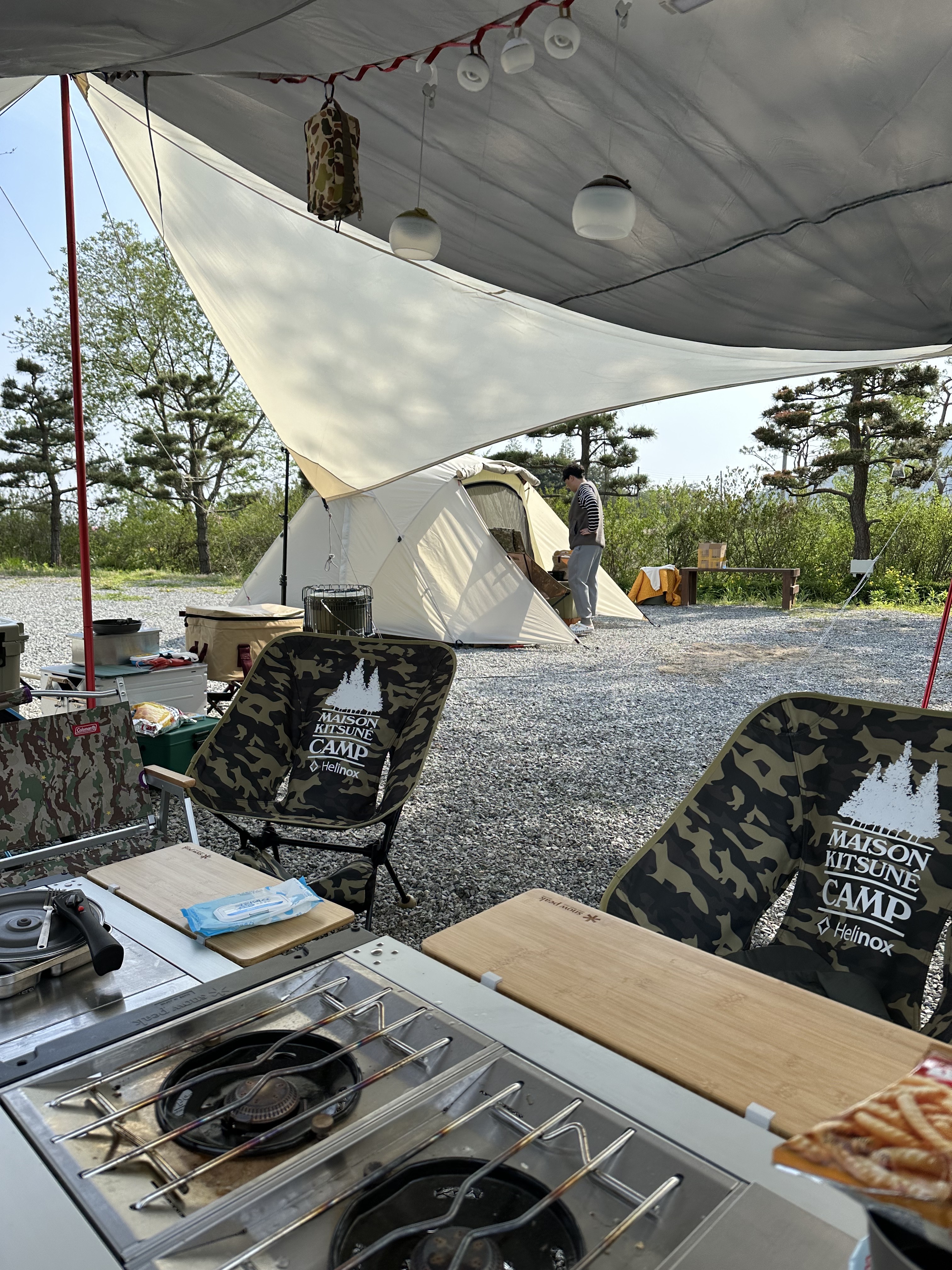 Snow Peak Mesh Tray Deep 1 Unit, Helinox x Maison Kitsune Chair L MK Camo 착용 스타일 - 1