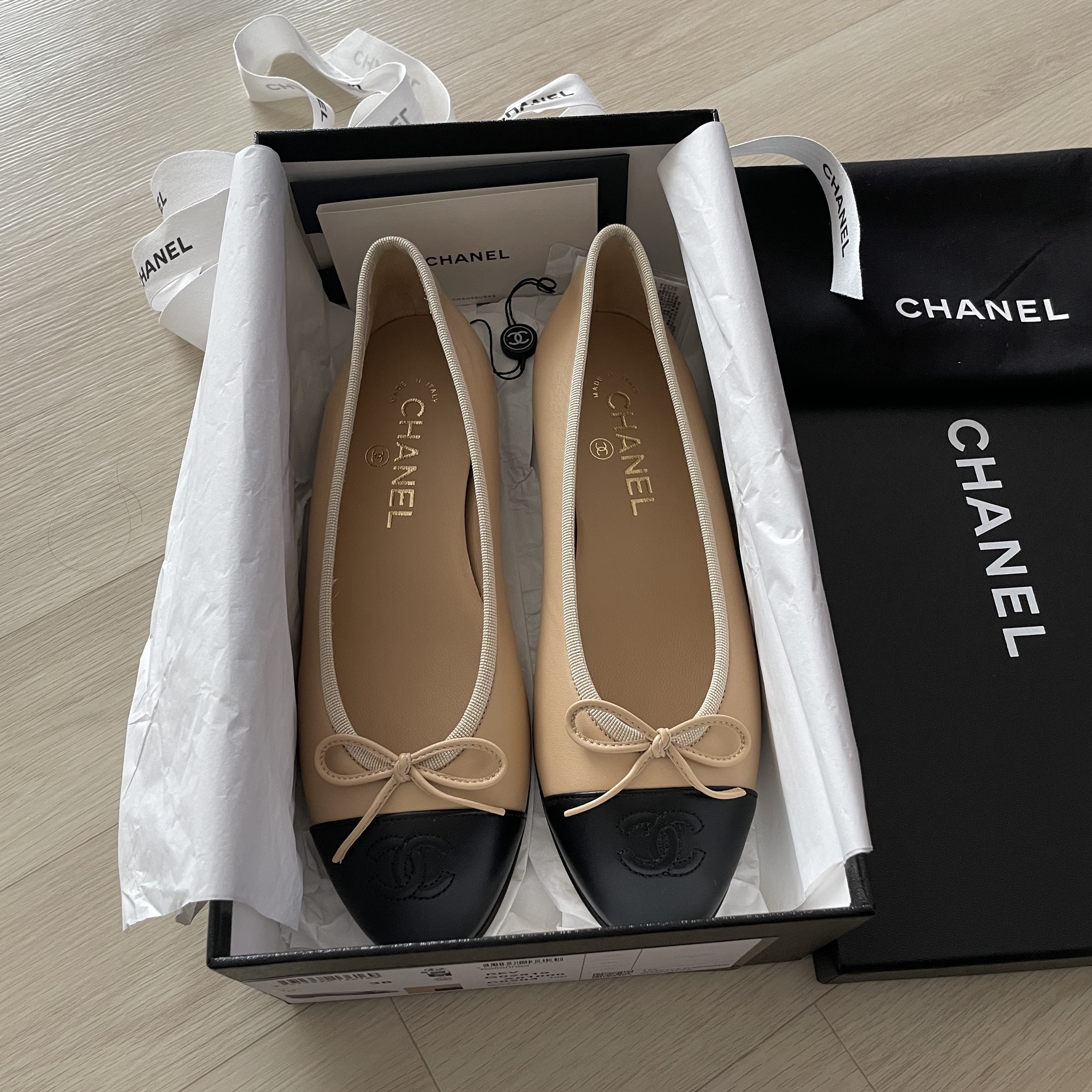 (W) Chanel Ballerina Flat Lambskin & Beige Black 착용 스타일 - 2