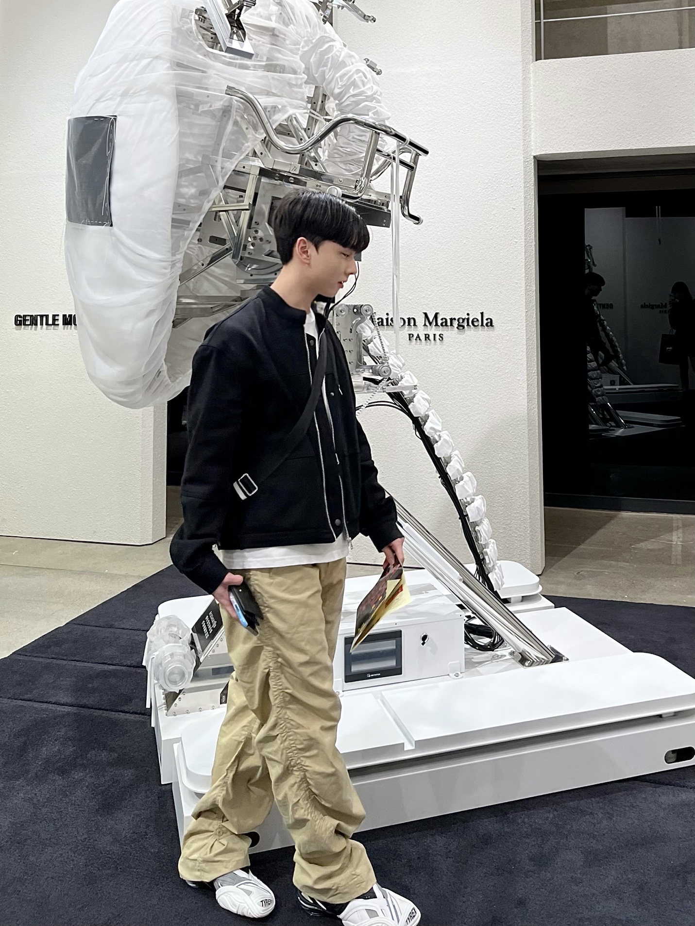 Balenciaga Tyrex Sneakers Black White 착용 스타일 - 2