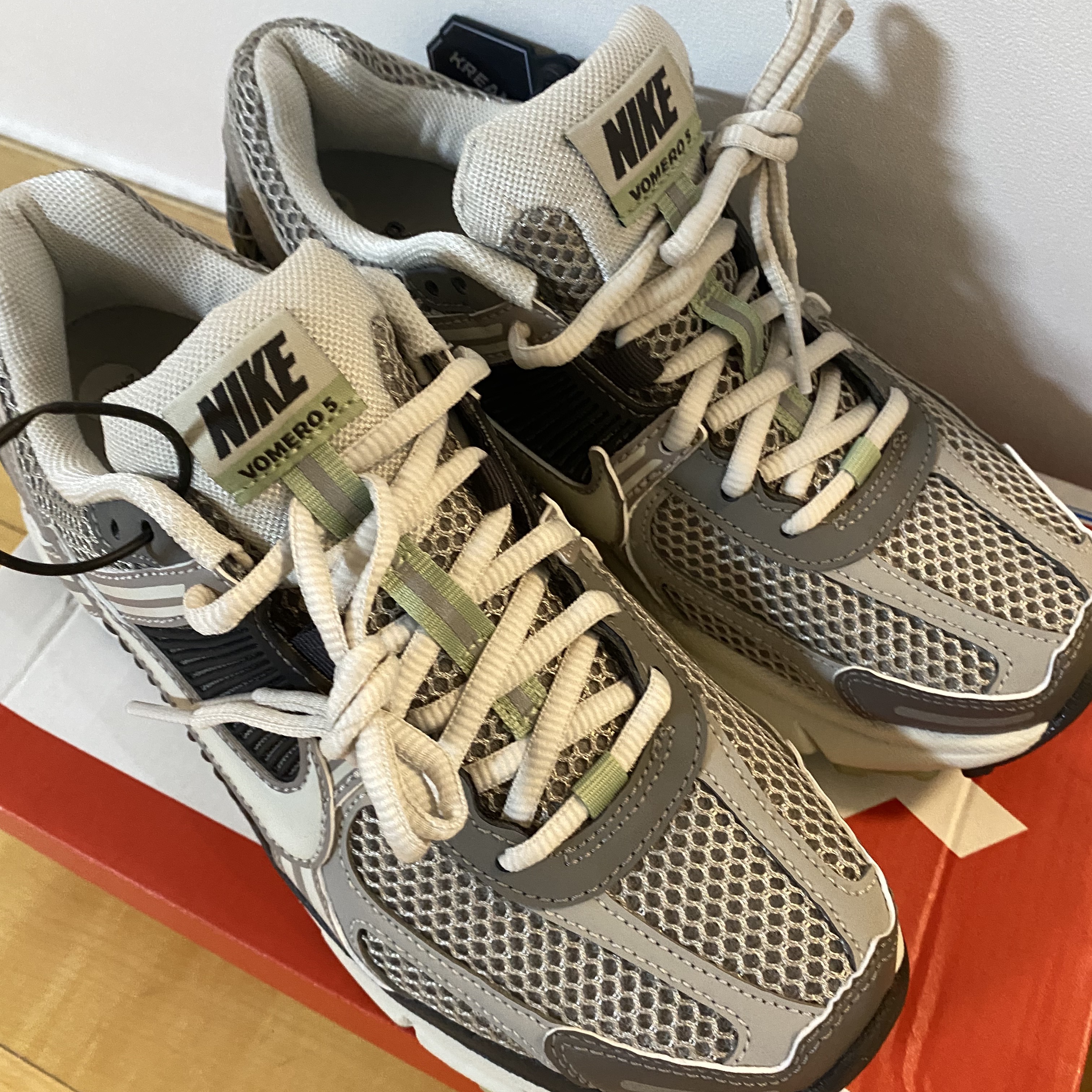 (W) Nike Zoom Vomero 5 Cobblestone and Flat Pewter 착용 스타일