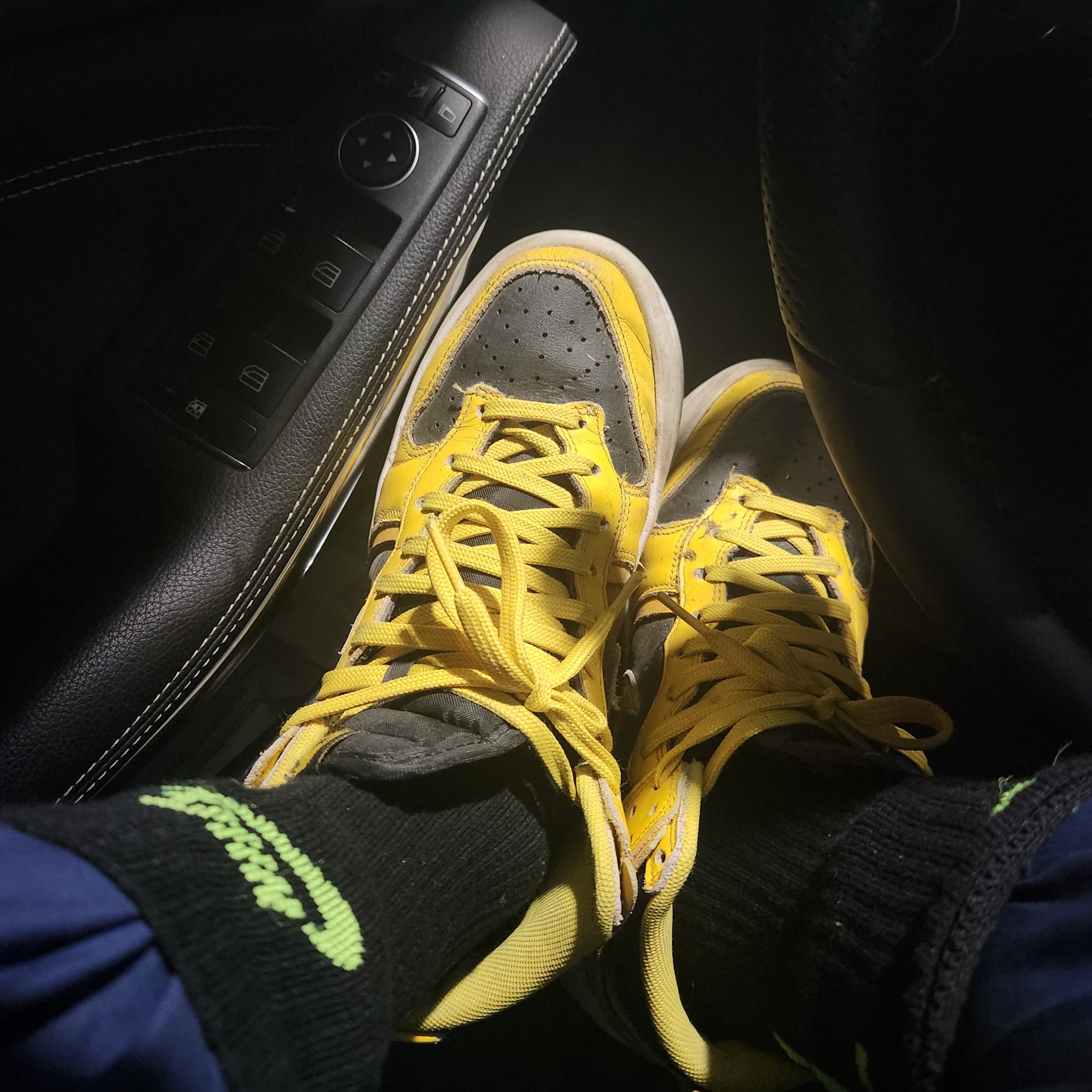 (W) Nike Dunk High Up Black and Varsity Maize 착용 스타일