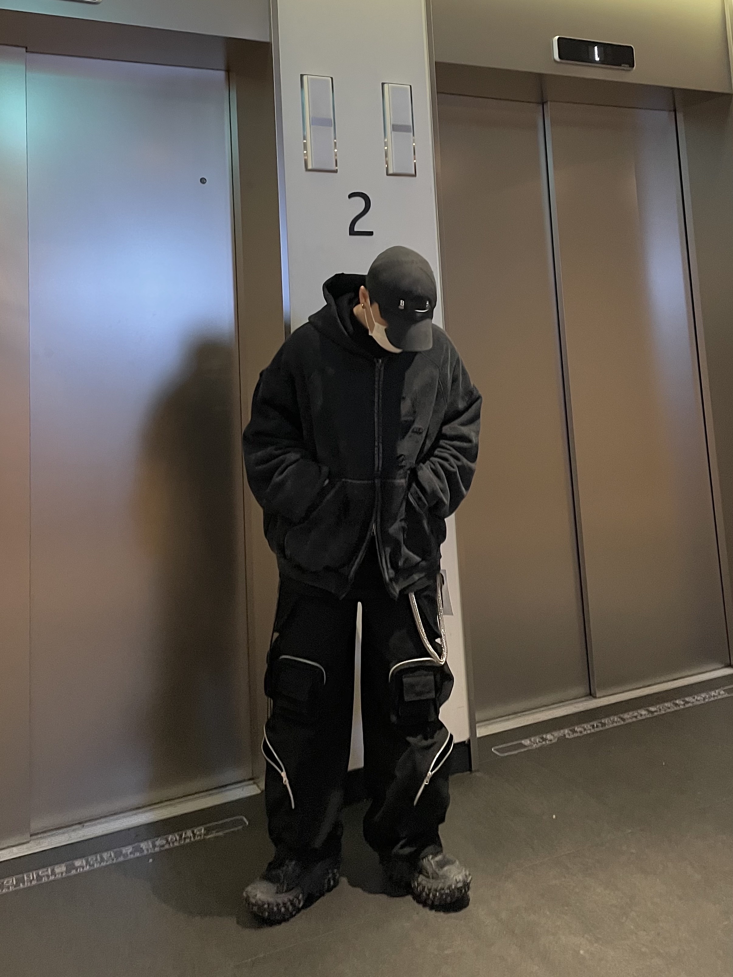논노드 메카닉 카고 팬츠 블랙, 논노드 x 신세계 디스트레스드 집업 후드 워시드 블랙 착용 스타일 - 1