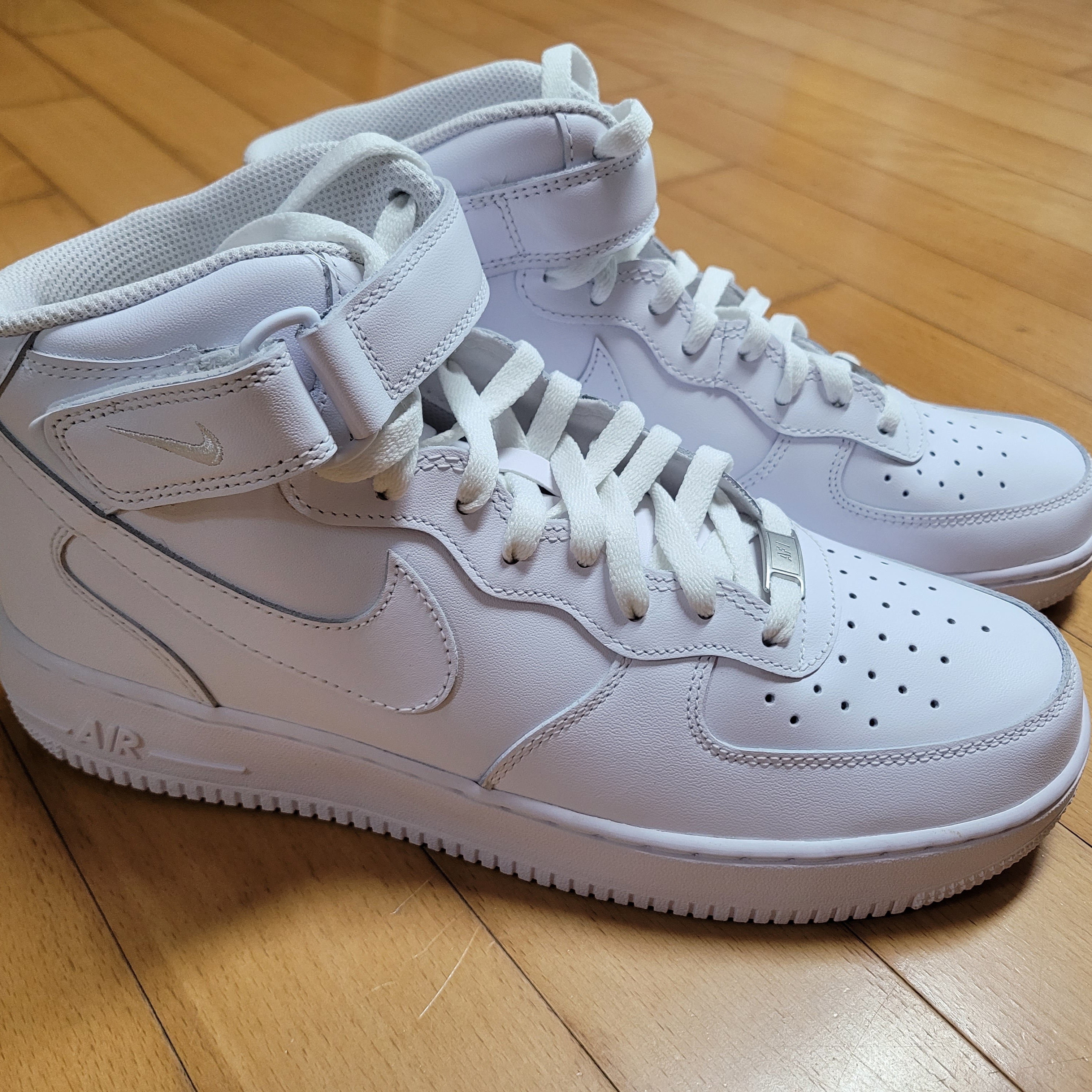(W) Nike Air Force 1 Mid '07 Leather Triple White, (GS) Nike Air Force 1 Mid LE White 착용 스타일 - 2