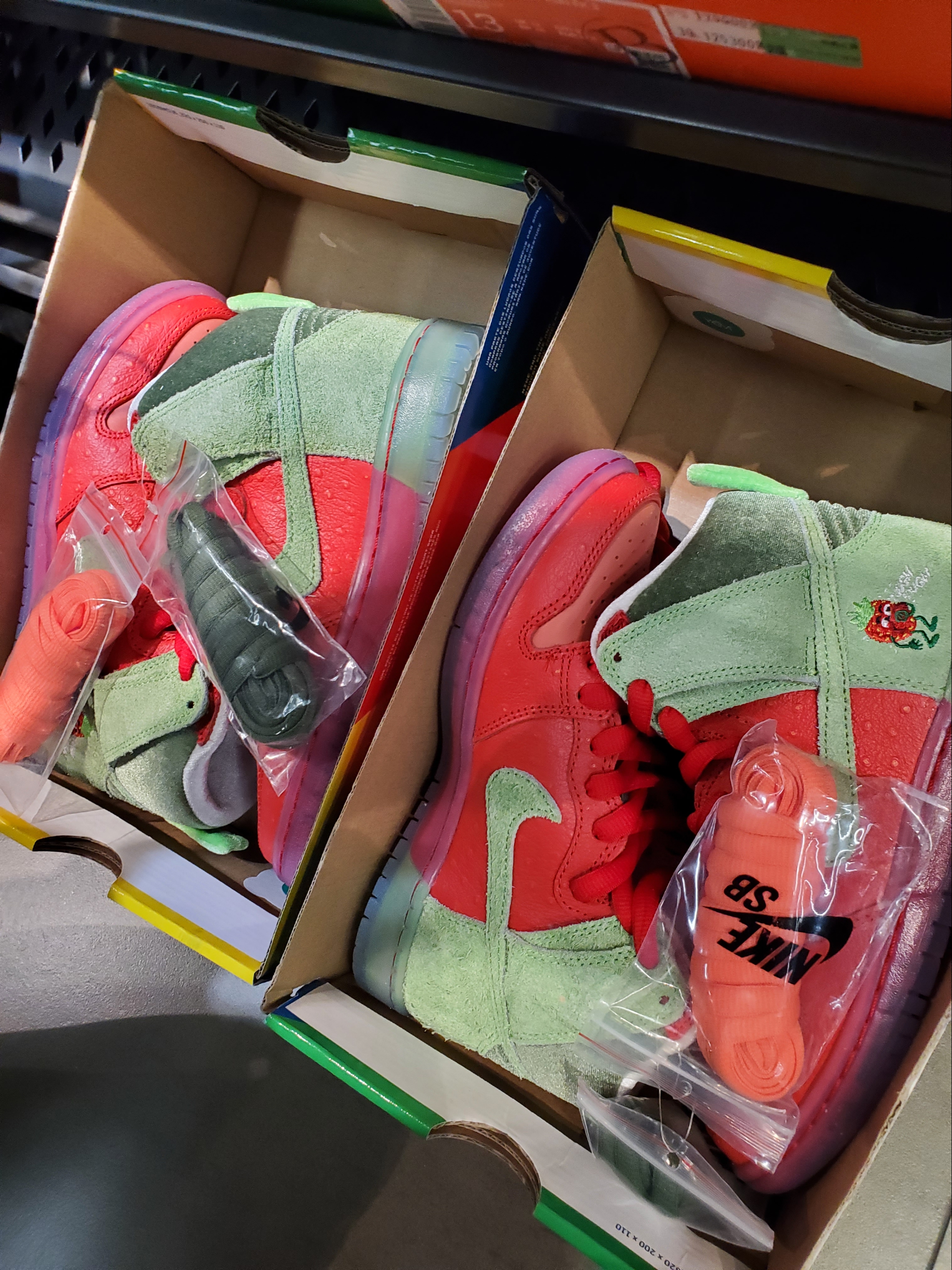 Nike SB Dunk High Pro QS Strawberry 착용 스타일