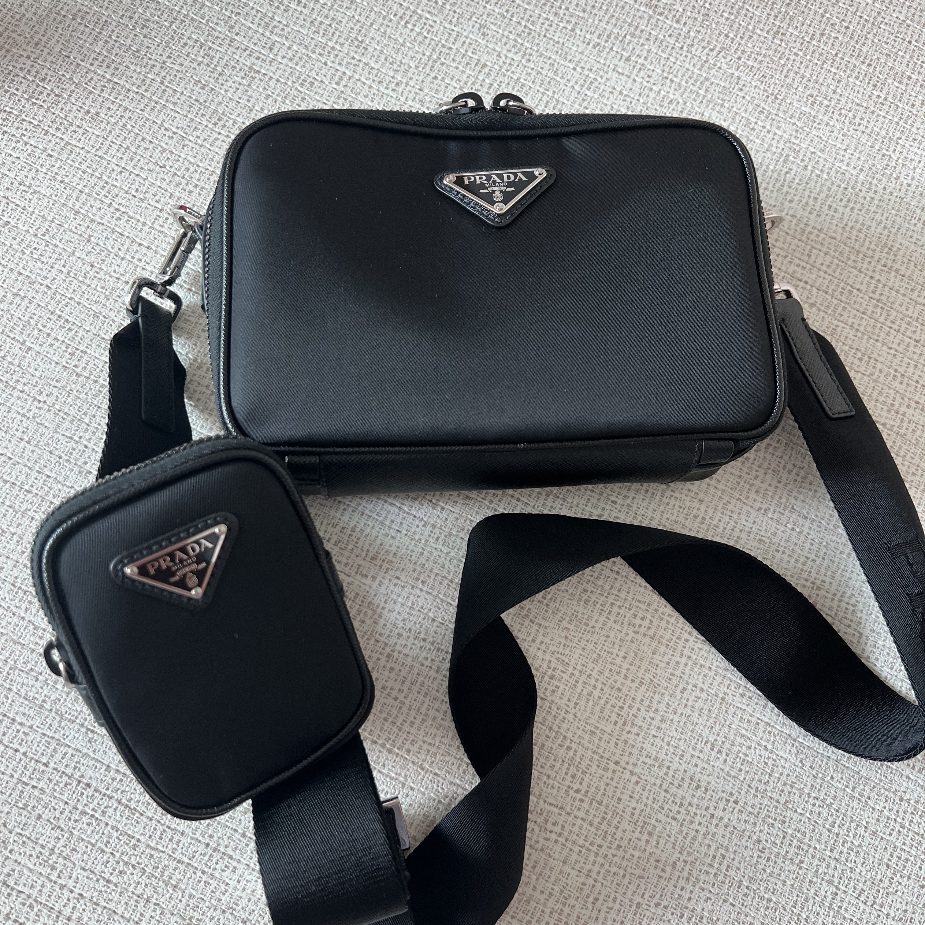 Prada Re-Nylon and Saffiano Leather Brique Bag Black 착용 스타일 - 2