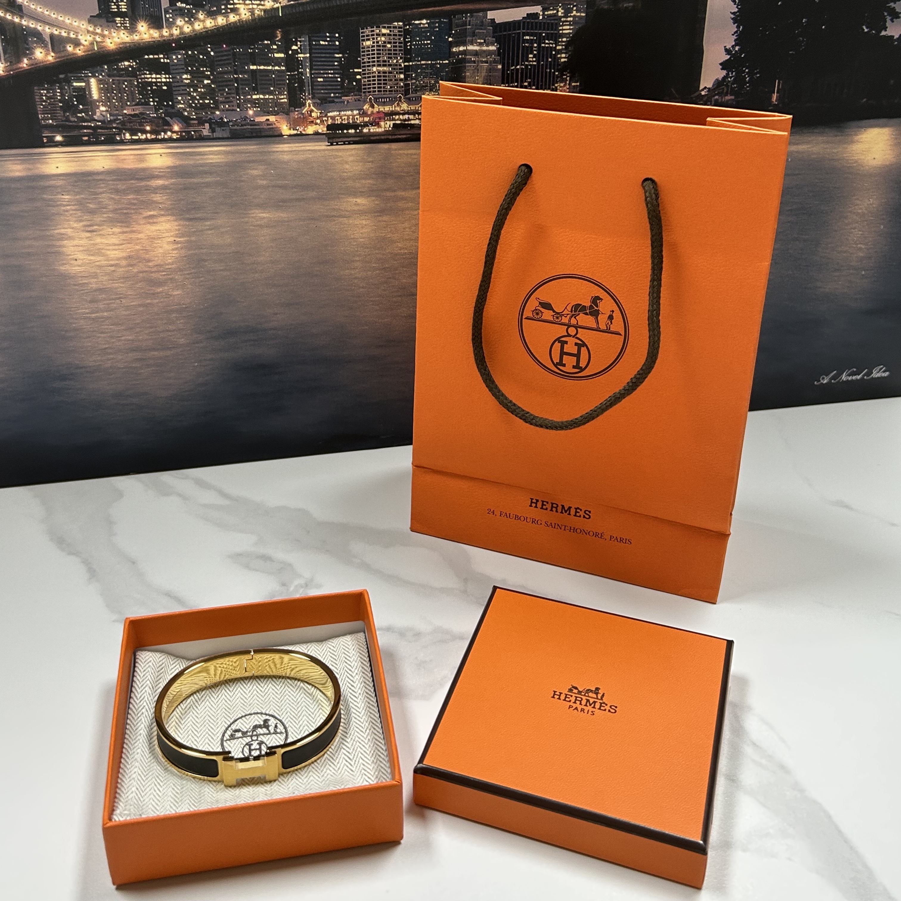 Hermes Clic HH Bracelet Gold & Noir Mat 착용 스타일 - 1
