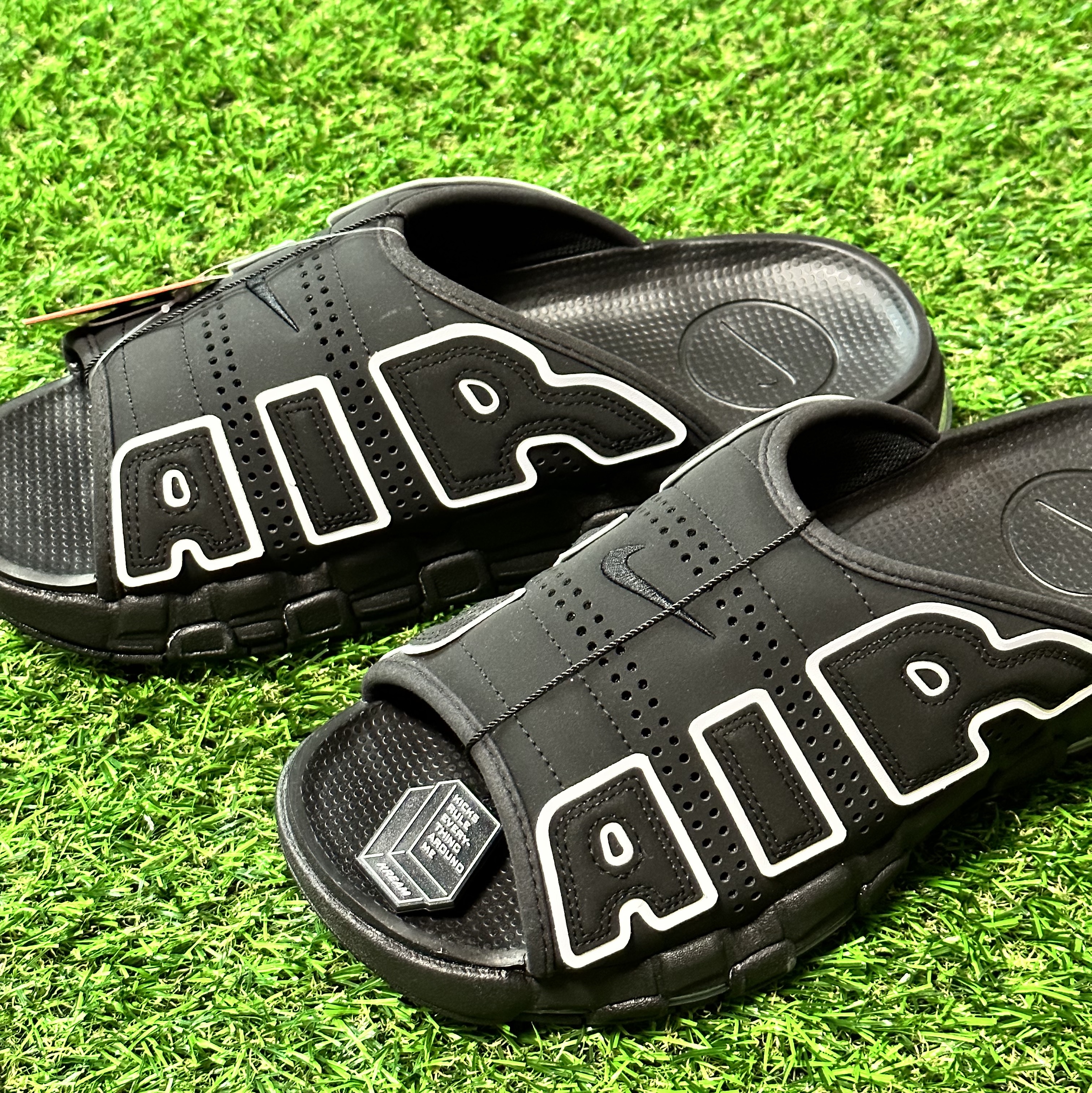 Nike Air More Uptempo Slide Black White 착용 스타일