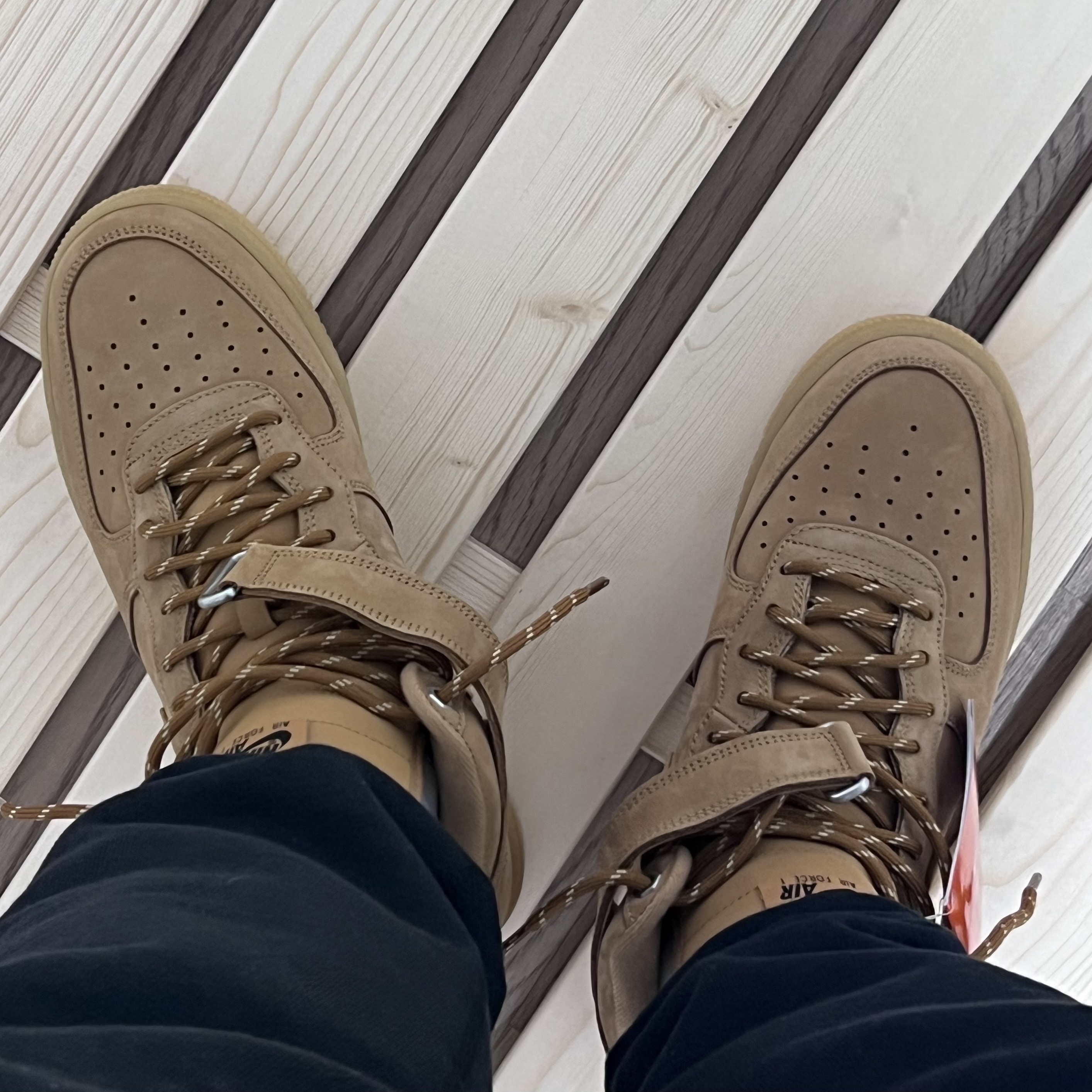 Nike Air Force 1 Mid '07 WB Flax 착용 스타일