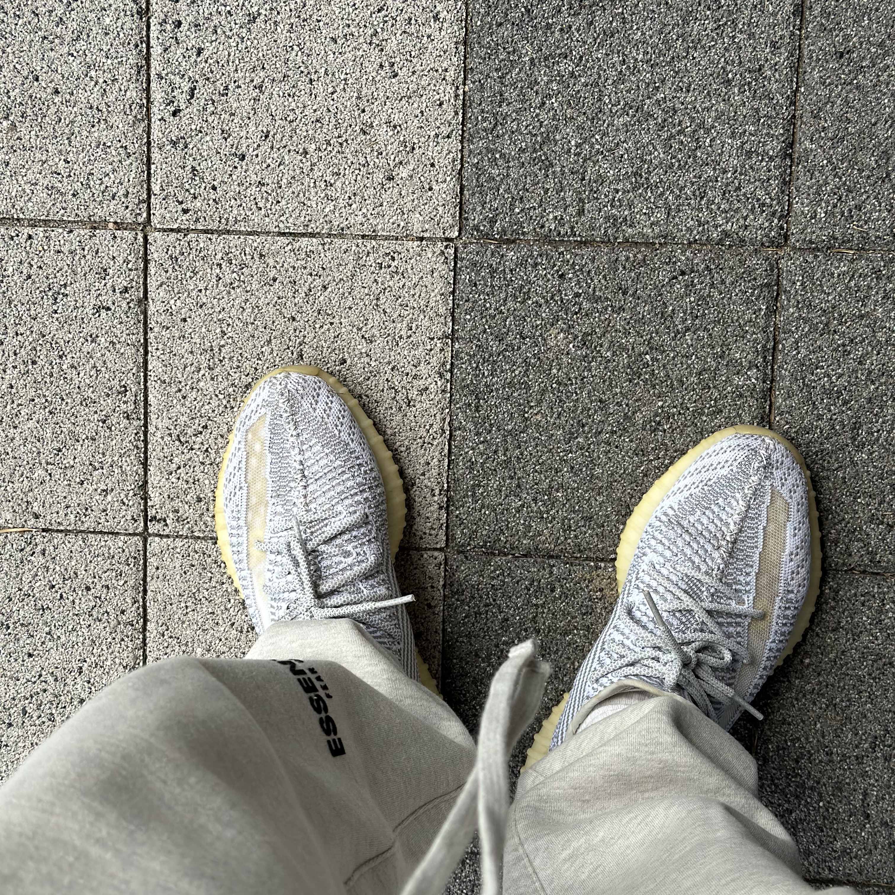Adidas Yeezy Boost 350 V2 Static - Non-Reflective 2018, Essentials The Core Collection Sweatpants Light Oatmeal 착용 스타일